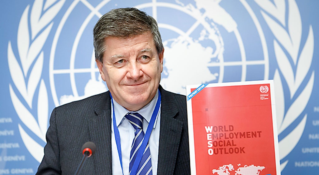 ILO:s chef Guy Ryder med rapporten ”The World Employment and Social Outlook – Trends 2016”. 