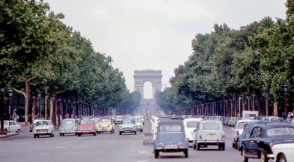 Baron Haussmann lät under 1850-talet riva stora delar av Paris och ersätta små gränder med boulevarder för att militär och polis lättare skulle kunna kontrollera staden och arbetarklassen. Denna metod blev sedan ett föredöme för stadsplaneringen. Här avenue des Champs-Élysées.