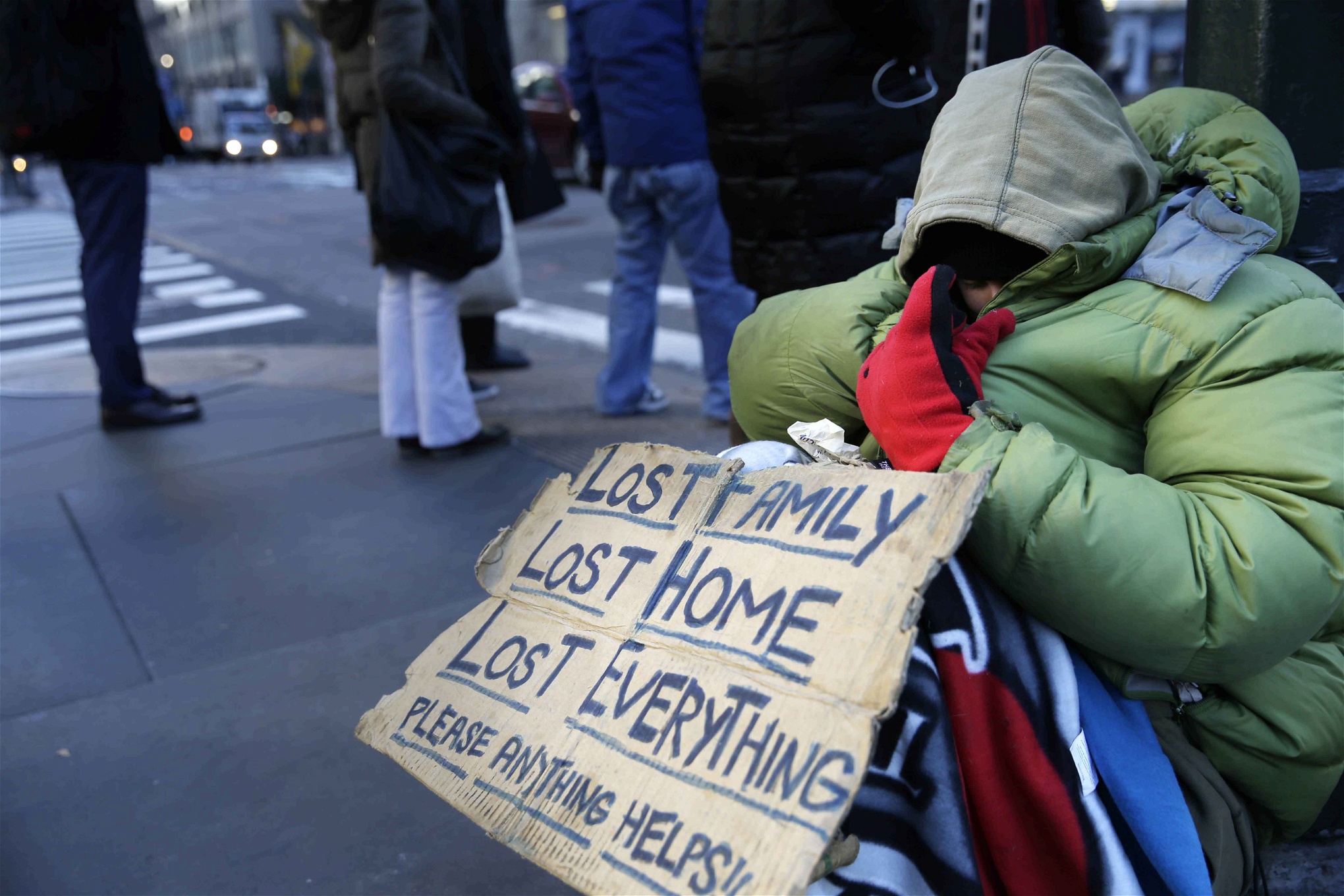 En hemlös kvinna ber om hjälp i vinterkylan på Manhattan den 5 januari.