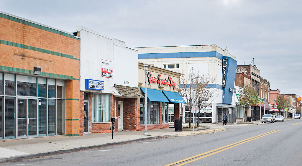 Hamtramck, det mest tättbefolkade området i regionen, är omgivet av Detroit och helt omöjligt att skilja från den större staden. Hamtramck räknas av skattetekniska skäl som en egen stad; bilindustrin förlade en stor fabrik hit och slapp på så vis betala skatt till Detroit. Den lilla staden i staden kan ändå stå som symbol för det större problem som Detroit dras med: det skattetekniska systemet.