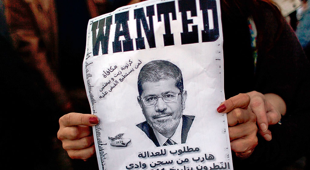 Demonstration vid presidentpalatset i Kairo i december 2012 med efterlysning på Mohammed Morsi (Egyptens president 30 juni 2012–3 juli 2013).