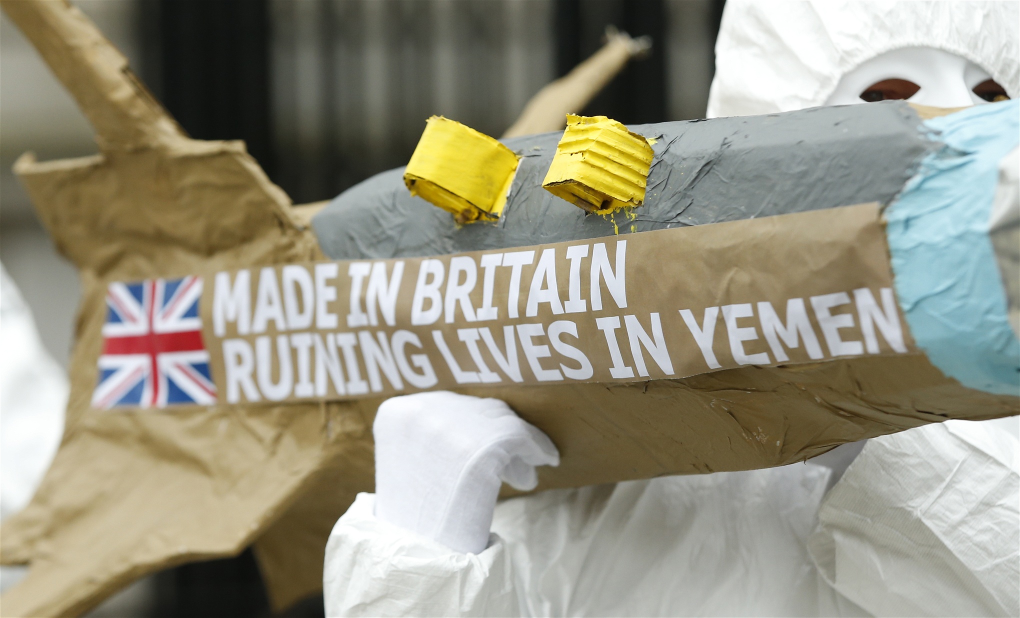 Aktivister från Amnesty International protesterar på Downing Street i London mot den brittiska regeringens fortsatta vapenförsäljning till Saudiarabien den 18 mars.