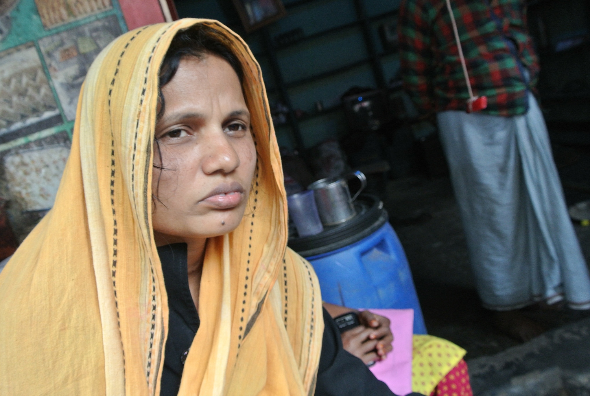 Aklima Akter Pakhi. Sömmerska med kortnummer 1145 på en av fabrikerna i Rana Plazakomplexet. Aklima skadade både huvudet och armen vid fabriksraset och måste fortfarande besöka sjukhuset varannan månad. Aklima överlevde under de två dagar hon satt fast i rasmassorna genom att dricka sin egen urin.