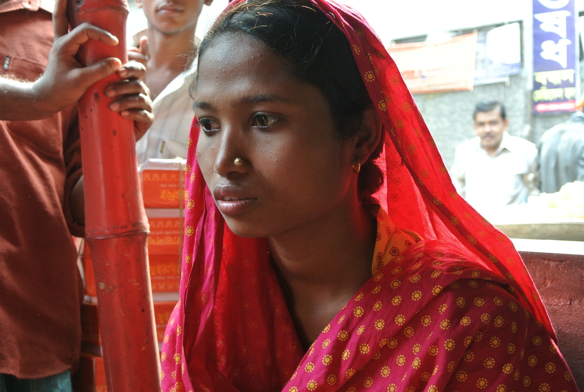 Shathi, i dag 21 år gammal, blev utdragen från baksidan av Rana Plazabyggnaden. Shathi fick en järnstång genom ena benet vid olyckan och lider fortfarande av skadorna. Hon kan inte arbeta stående och efter olyckan tål hon inte heller ljus längre stunder.
