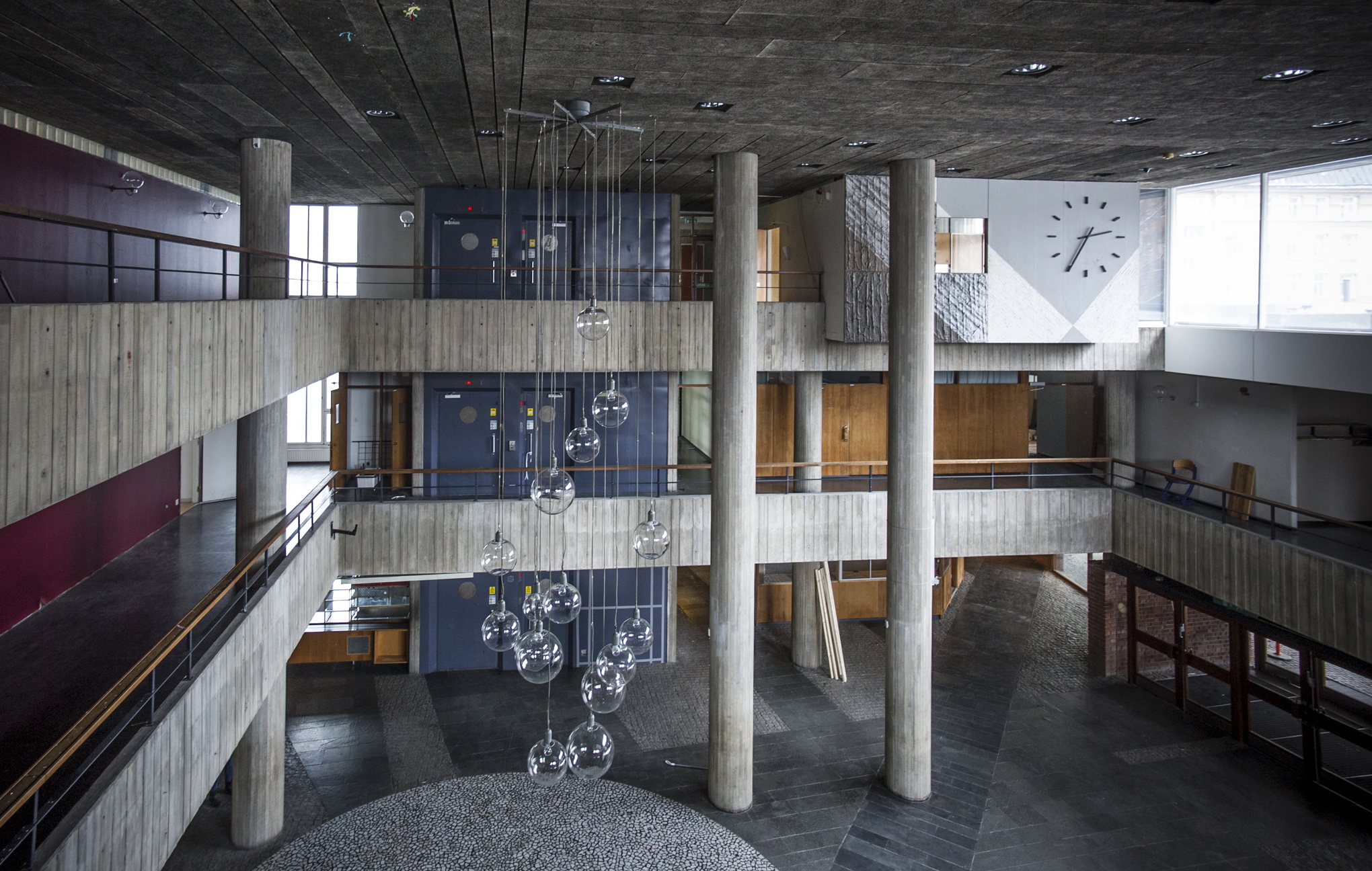 Entréhallen på S:t Görans gymnasium. Skolan invigdes 1960 och var till en början sömnads- och hushållsskola för flickor med en kapacitet för 1000 elever. Léonie Geisendorf som står för arkitekturen var verksam i Sverige under nästan hela sitt liv.