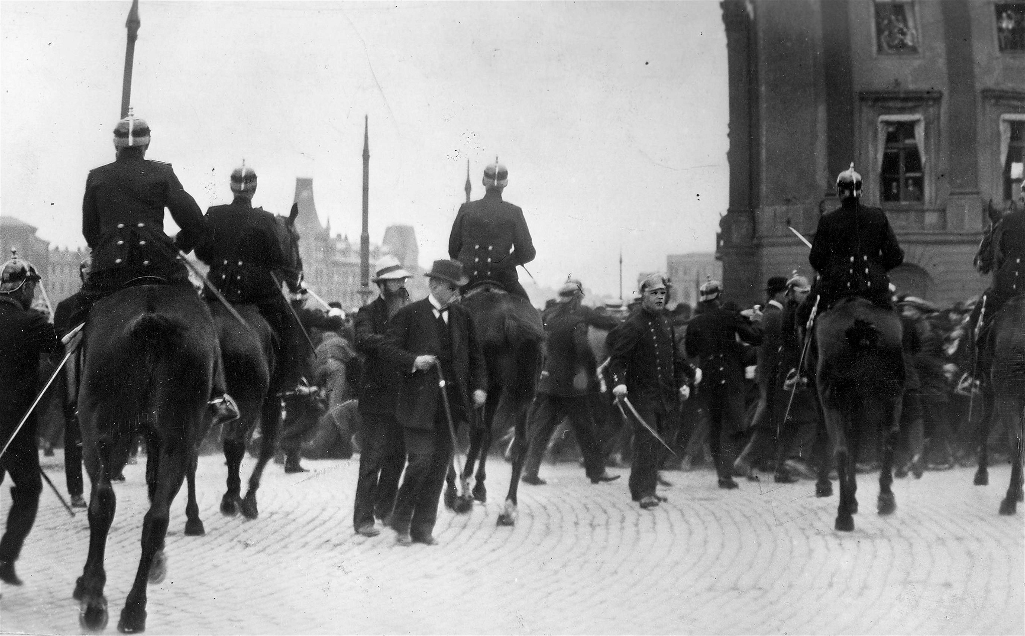 Gustaf Vl Adolf ansåg att det var socialdemokraterna som såg till att det inte blev revolution och republik i Sverige 1918. Bild från kravaller på Slottsbacken i Stockholm den 5 maj 1917.