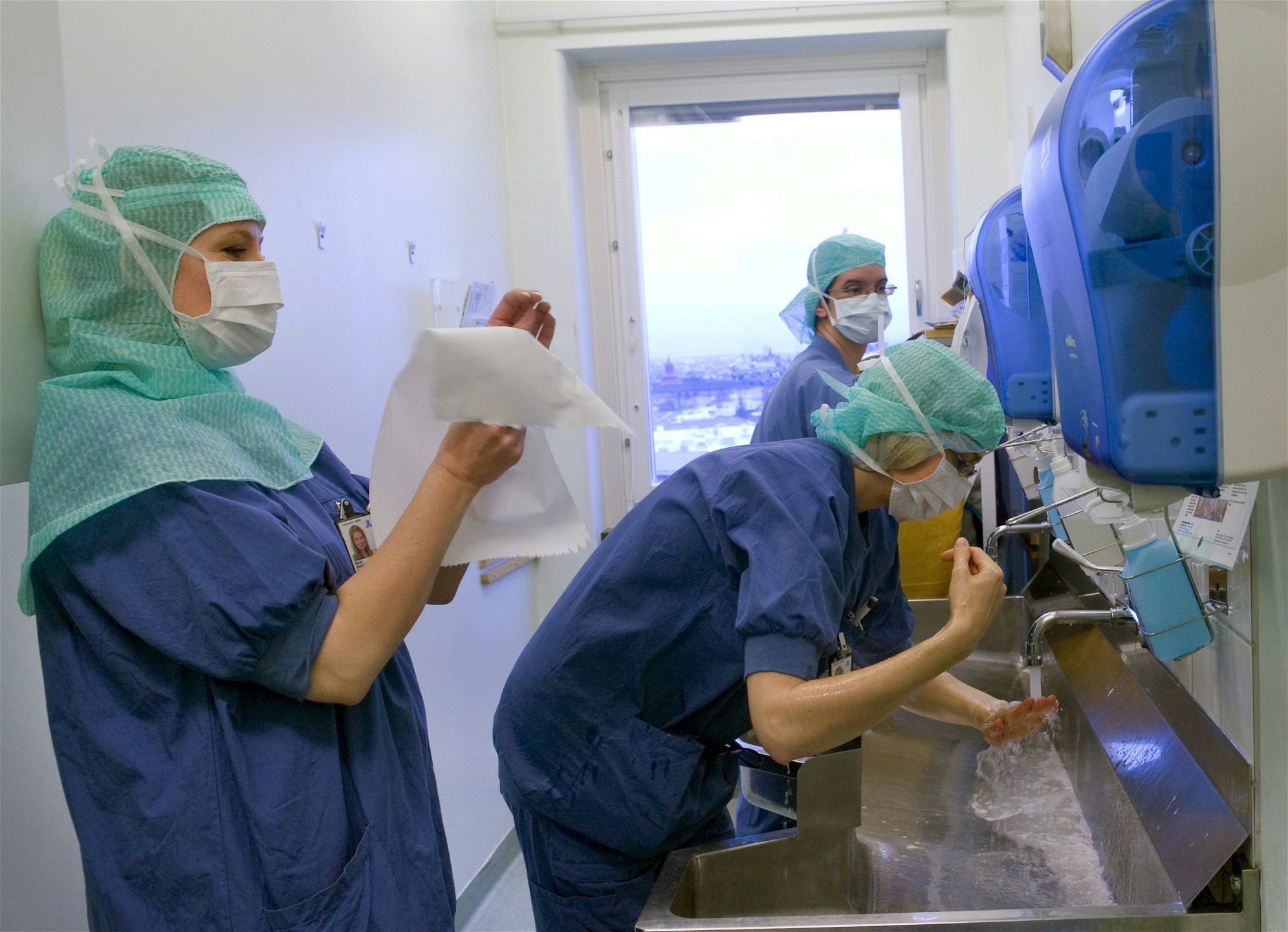 Operationssjuksköterskor på operationsavdelningen på Södersjukhuset i Stockholm. Just bristen på specialistsjuksköterskor inom kirurgi är den största. 