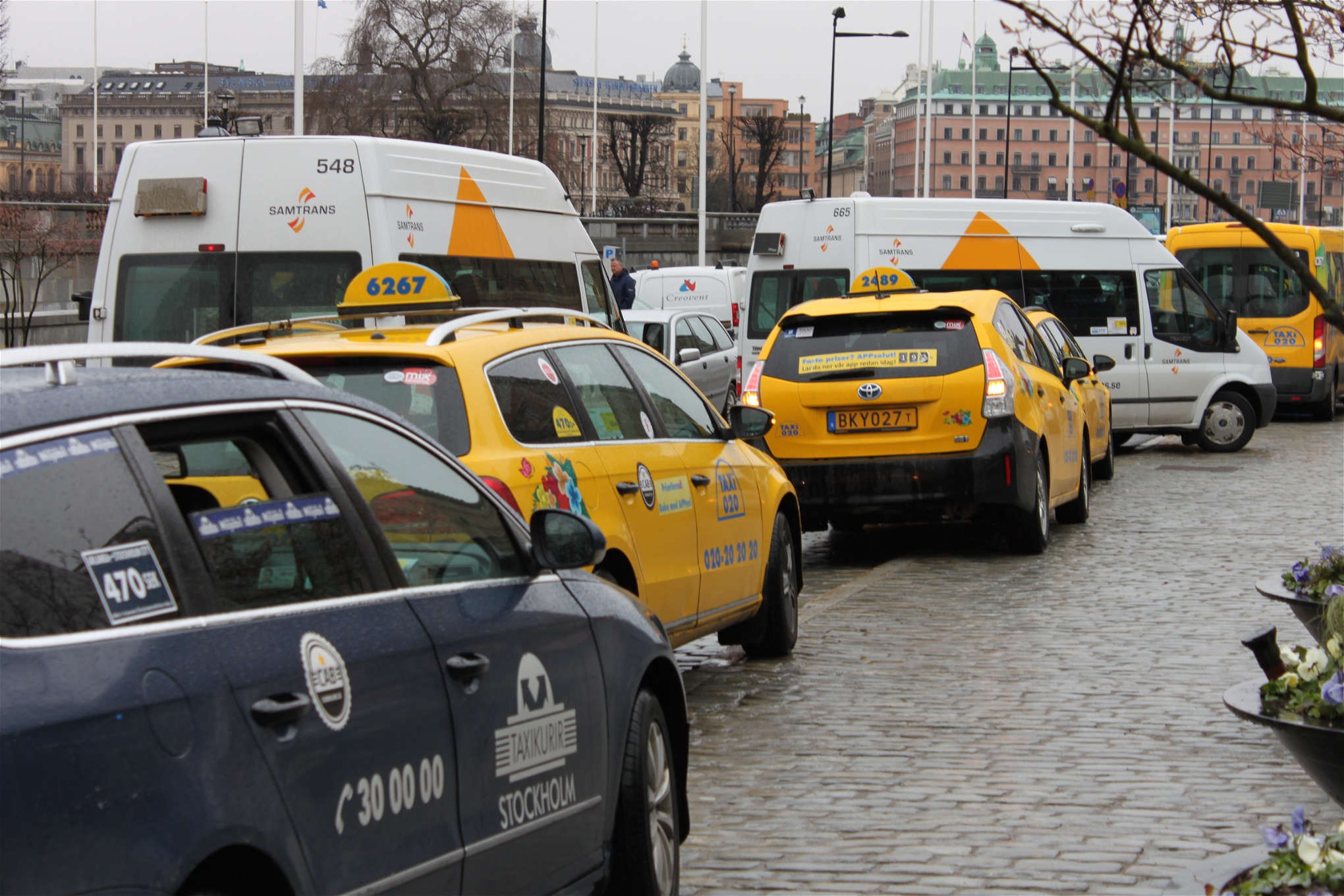 Taxikortegen stannar vid Mynttorget i centrala Stockholm.