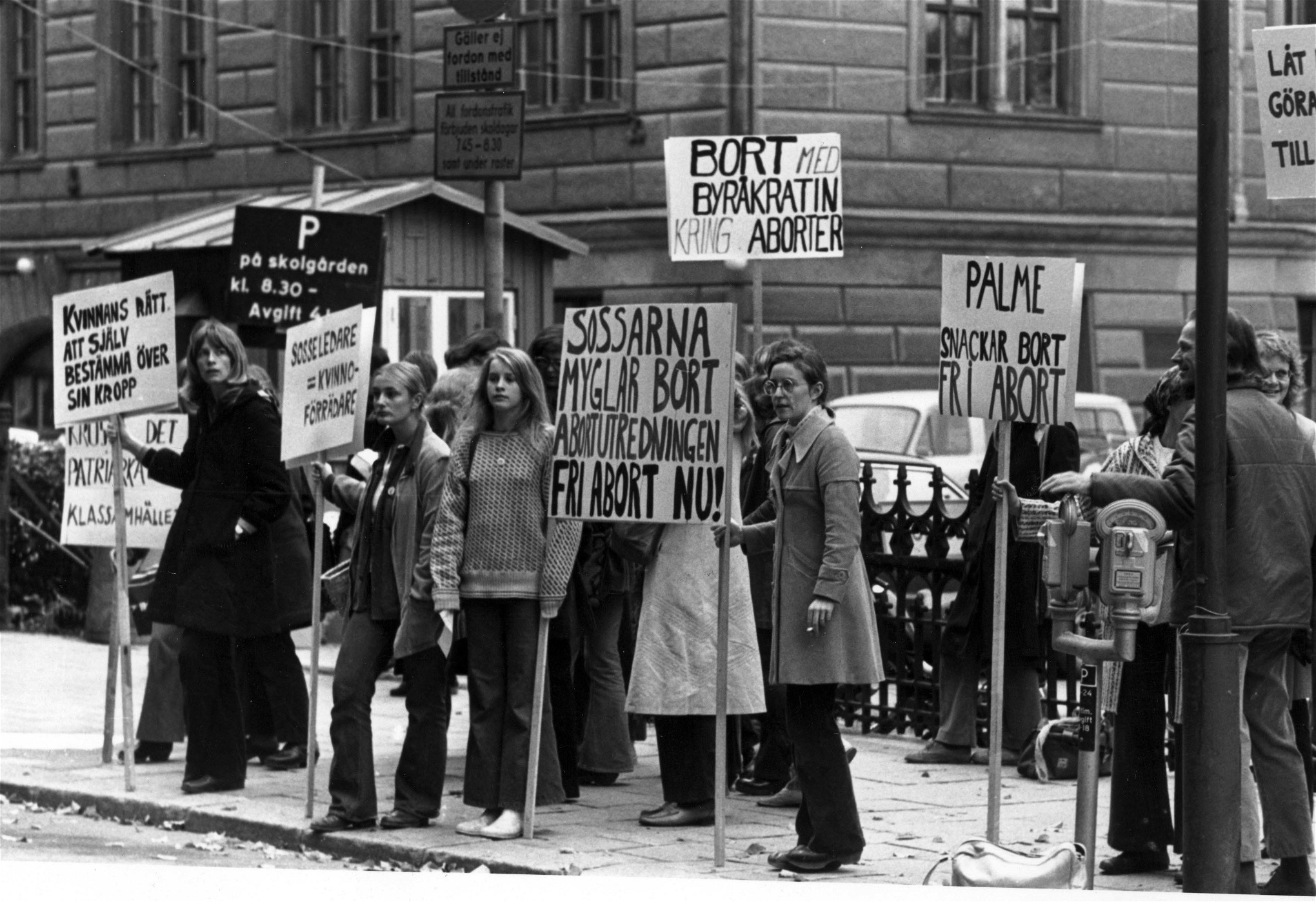 Den feministiska organisationen Grupp  8, här i en demonstration för fri abort på Barnhusgatan i Stockholm 1972, fick inte sällan kritik för att främst företräda välutbildade kvinnor från mellanskiktet.