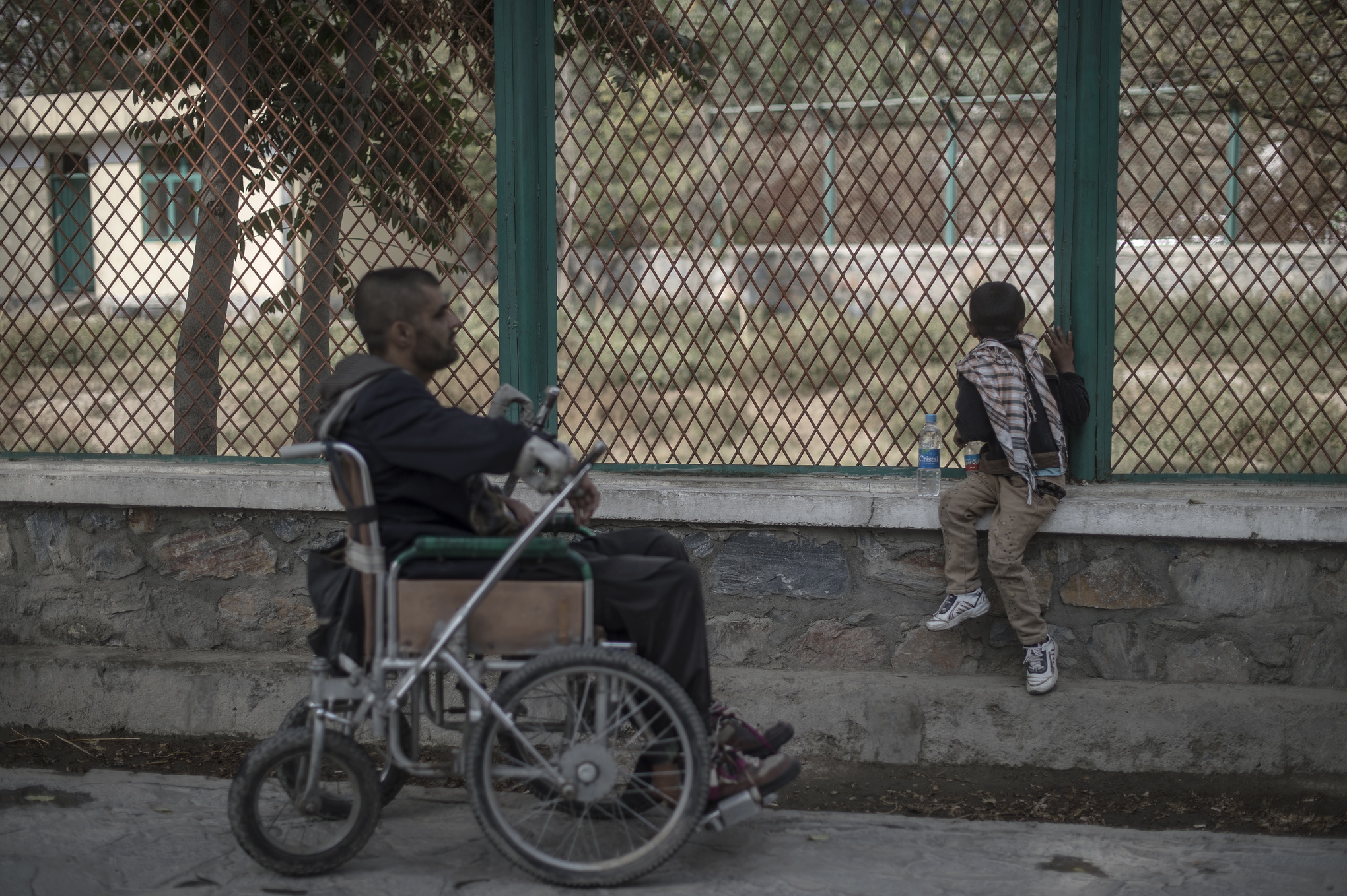 En man och hans son besöker Kabul Zoo. Djurparken är en av den afghanska huvudstadens få familjevänliga platser.