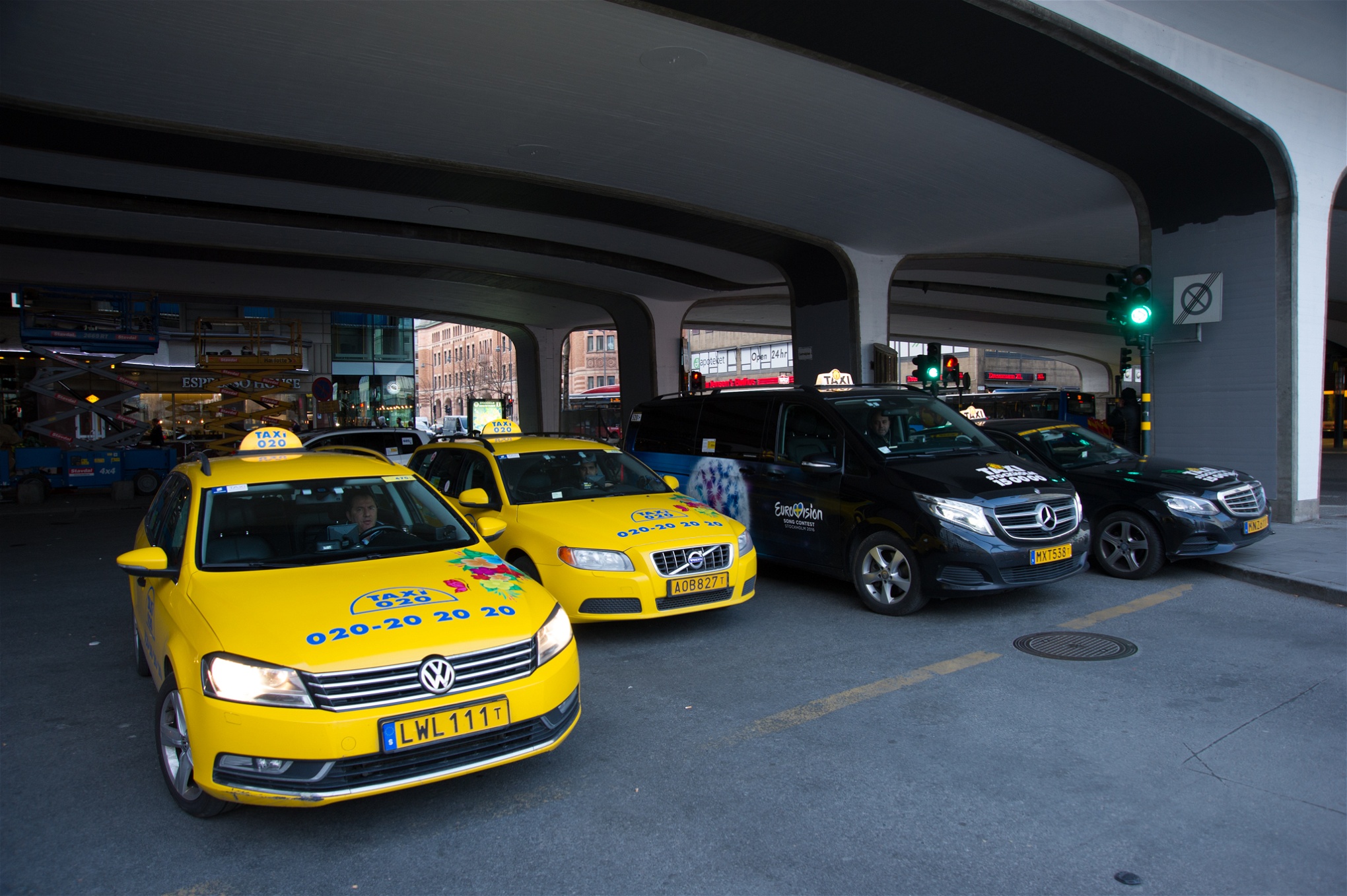 Taxiförarna får betala 25 kronor till Jernhusen bara för att köra in vid Stockholms Centralstation. Trots det är det mer lönsamt för dem att vänta någon timme här på en körning än att tacka ja till ett färdtjänstuppdrag.