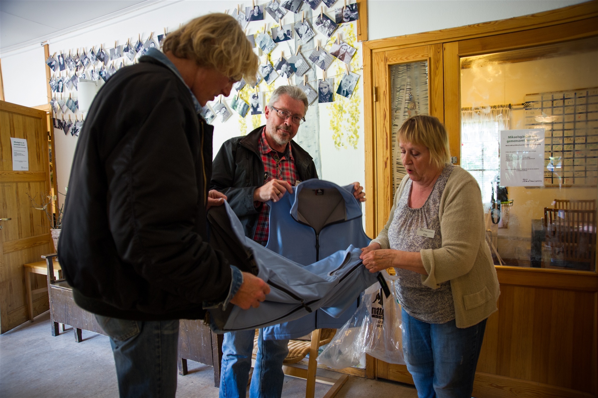 Roine och Tommy frågar Eila Moilanen Sjelin om det finns några tröjor som passar dem.