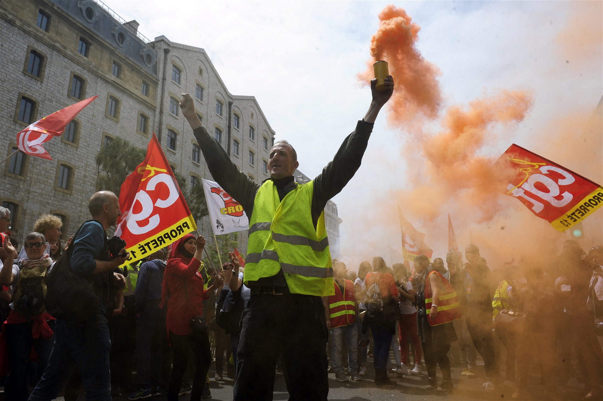 Demonstranter med CGT-flaggor vid en demonstration mot arbetslagen i Marseille i går, torsdag.