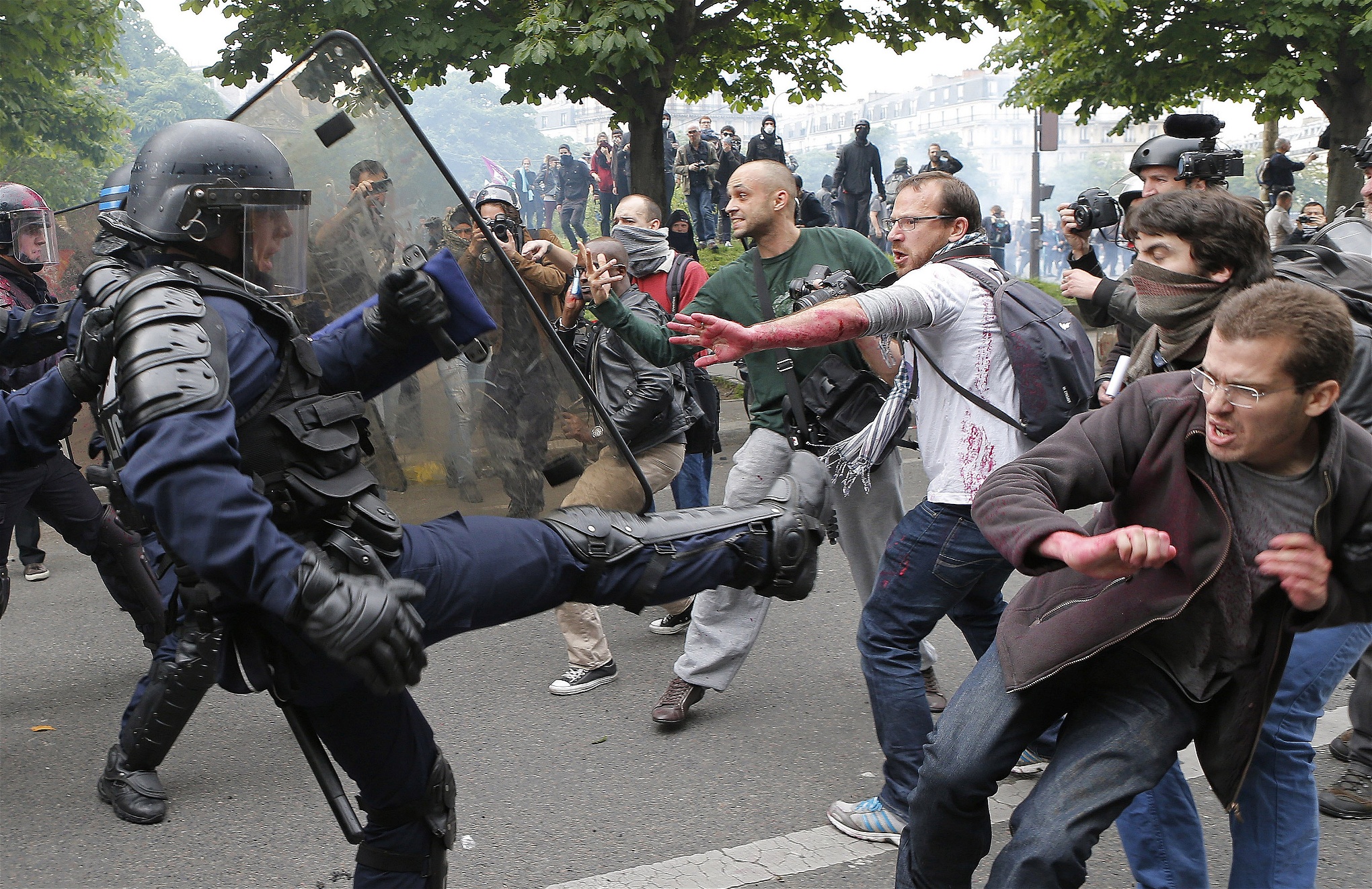 Kravallpolis och demonstranter drabbade samman vid en protest mot arbetslagen i Paris i går, torsdag.