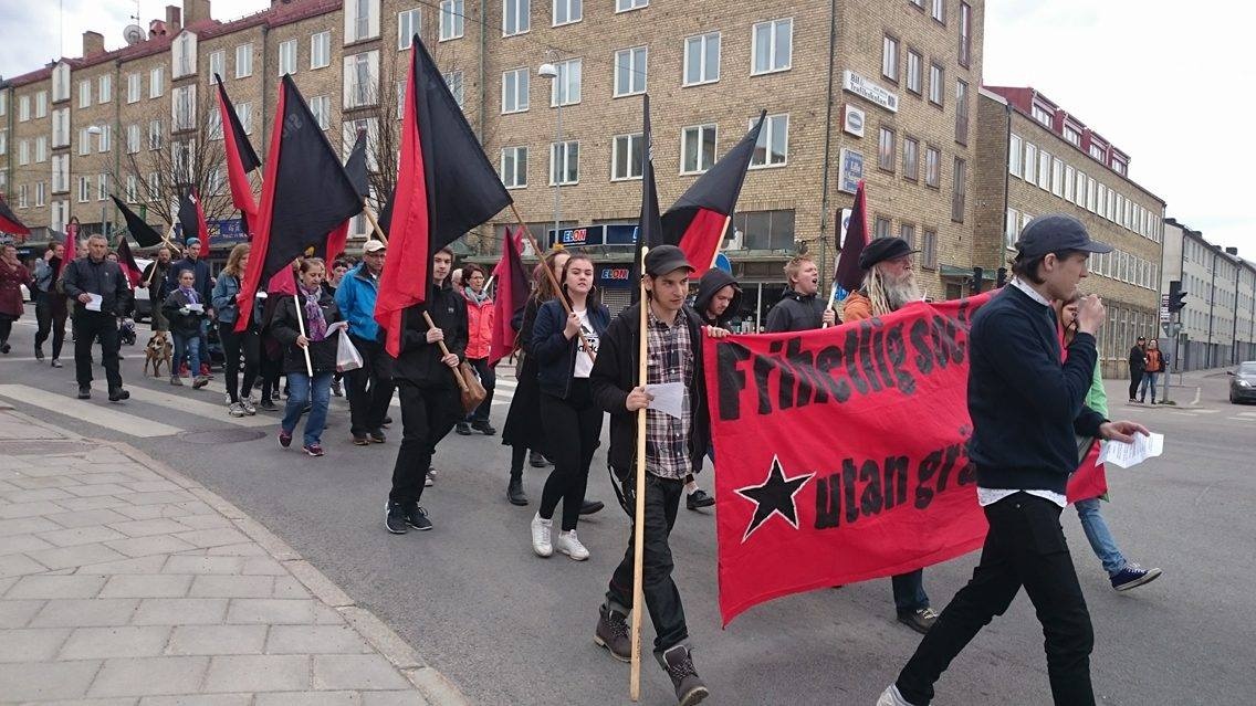 Gävle LS av SAC samordnade sin första maj-demonstration med ungdomsföreningen Anarka. Även en del demonstranter från Sandvikens LS och deltog.
Cirka 55 personer gick i demonstrationståget under banderollen 