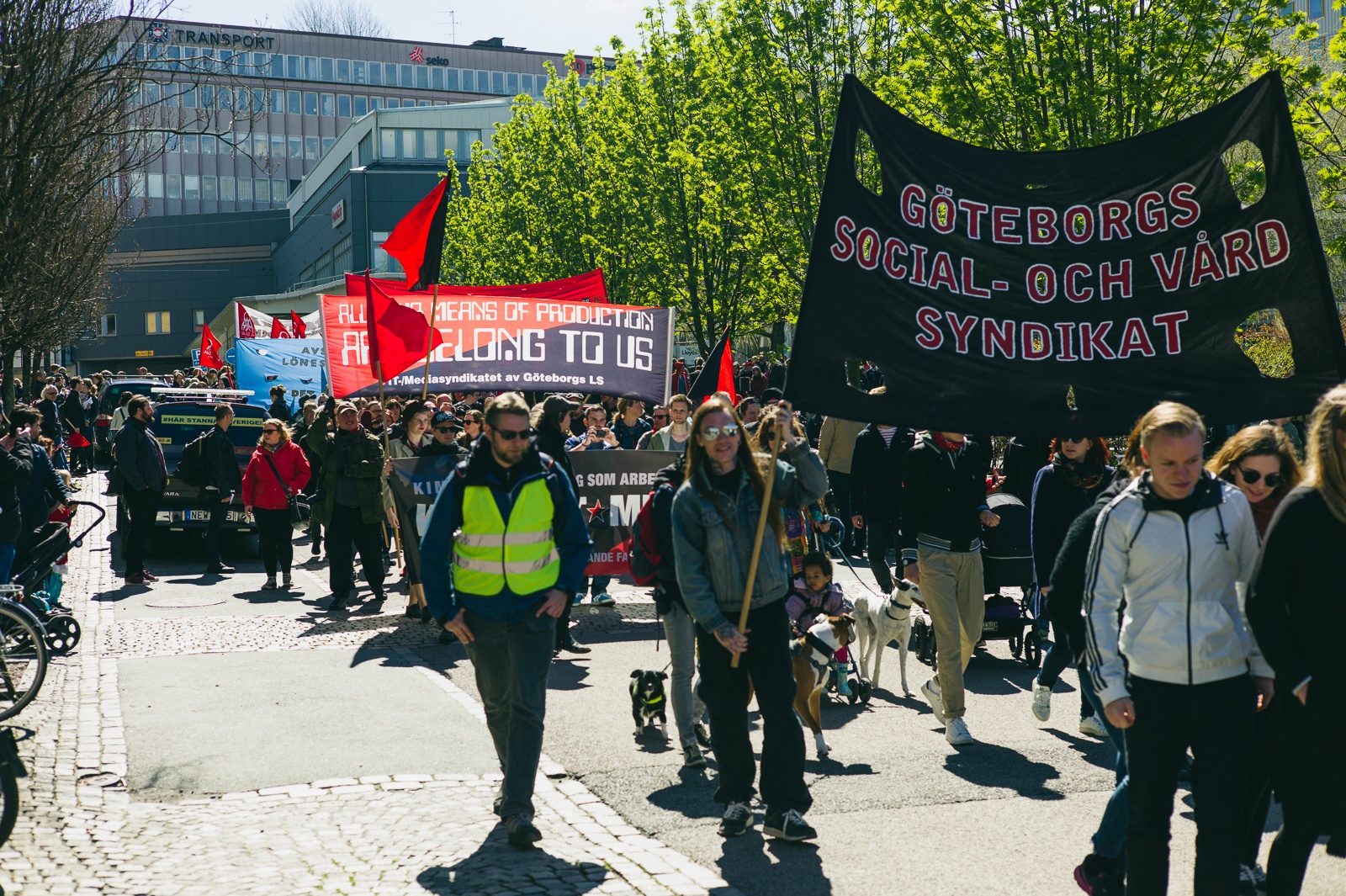 På Göteborgs gator återfanns även människor som demonstrerade med Göteborgs LS av SAC Syndikalisterna och de olika SAC-syndikaten.