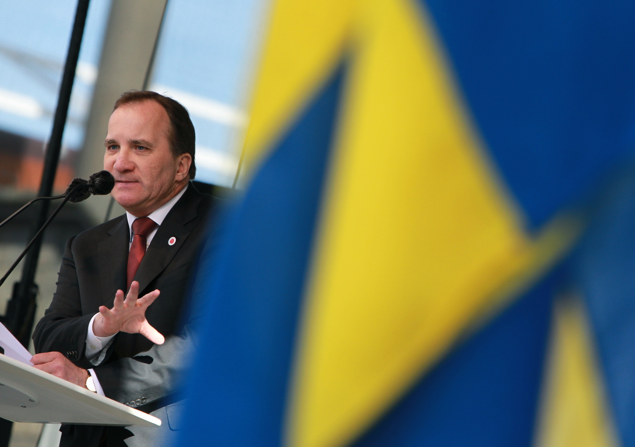 På Götaplatsen i Göteborg vajade de svenska flaggorna runt Socialdemokraternas partiledare Stefan Löfven, som första maj-talade där. Flera vänsterröster postade under dagen kritiska inlägg i sociala medier där de hävdade att Socialdemokraternas tal om solidaritet i år skorrade illa, med tanke på uppgörelsen om gränskontroller och drastiska åtstramningar av flyktingmottagandet.