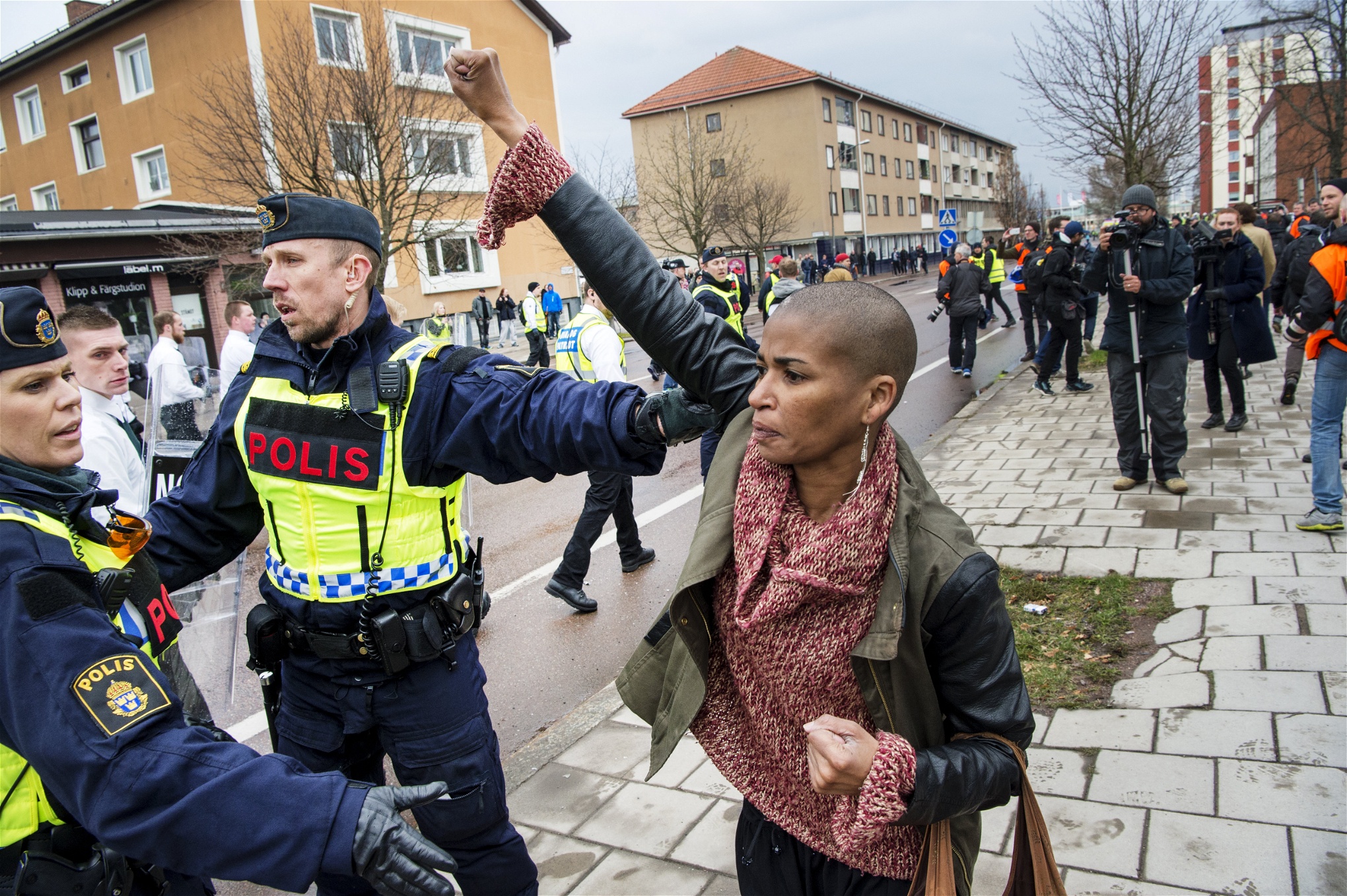 Hundratals personer samlades i Borlänge för att demonstrera mot nazistiska Nordiska motståndsrörelsen, som fått demonstrationstillstånd där. På bilden Tess Asplund, vars bild spreds över Sverige efter att hon öga mot öga konfronterat nazisterna vid demonstrationen.