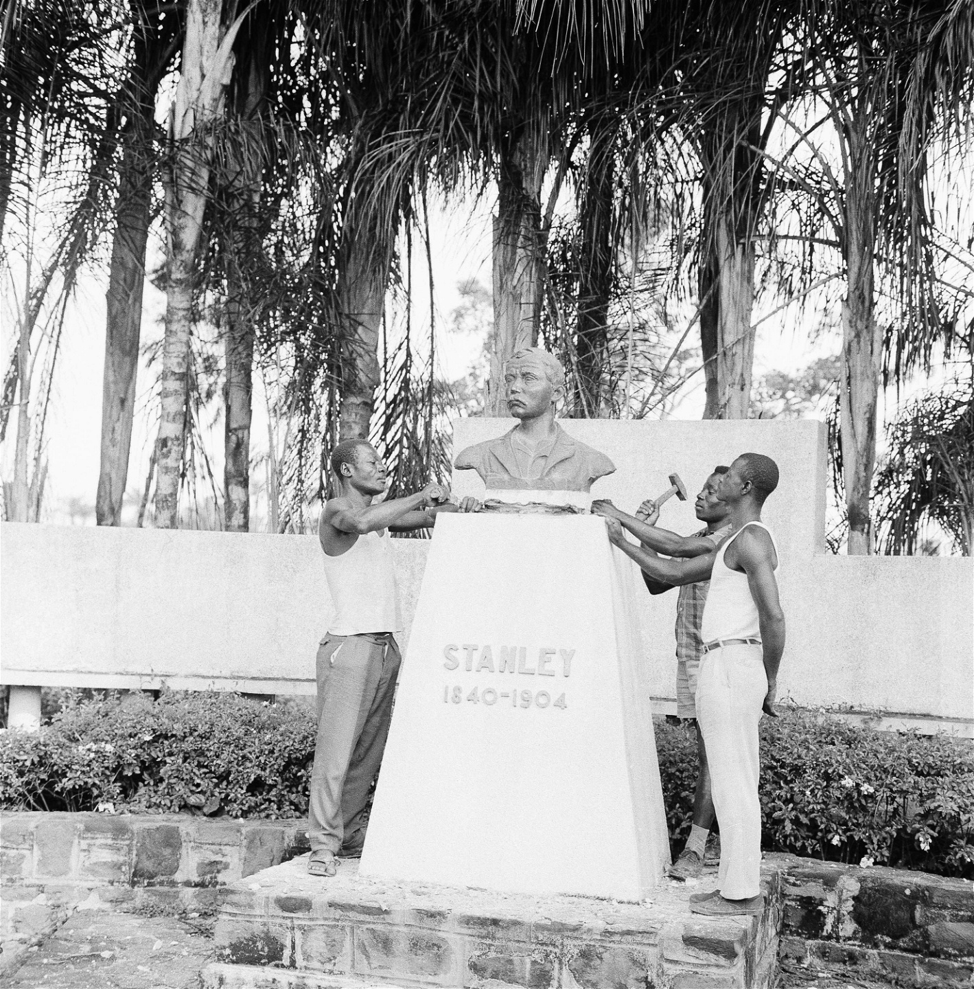 En byst av upptäcksresanden Henry Stanley tas bort från vägen till flygplatsen i Stanleyville 1961. Samtidigt avlägsnades statyer av Belgiens tidigare kungar Leopold och Albert i en våg av nationalism där man utplånade spår av den belgiska kolonialismen. Statyer av Patrice Lumumba, dåvarande frihetsrörelsens ledare och president från 1960, och andra kongolesiska ledare placerades ut i stället.