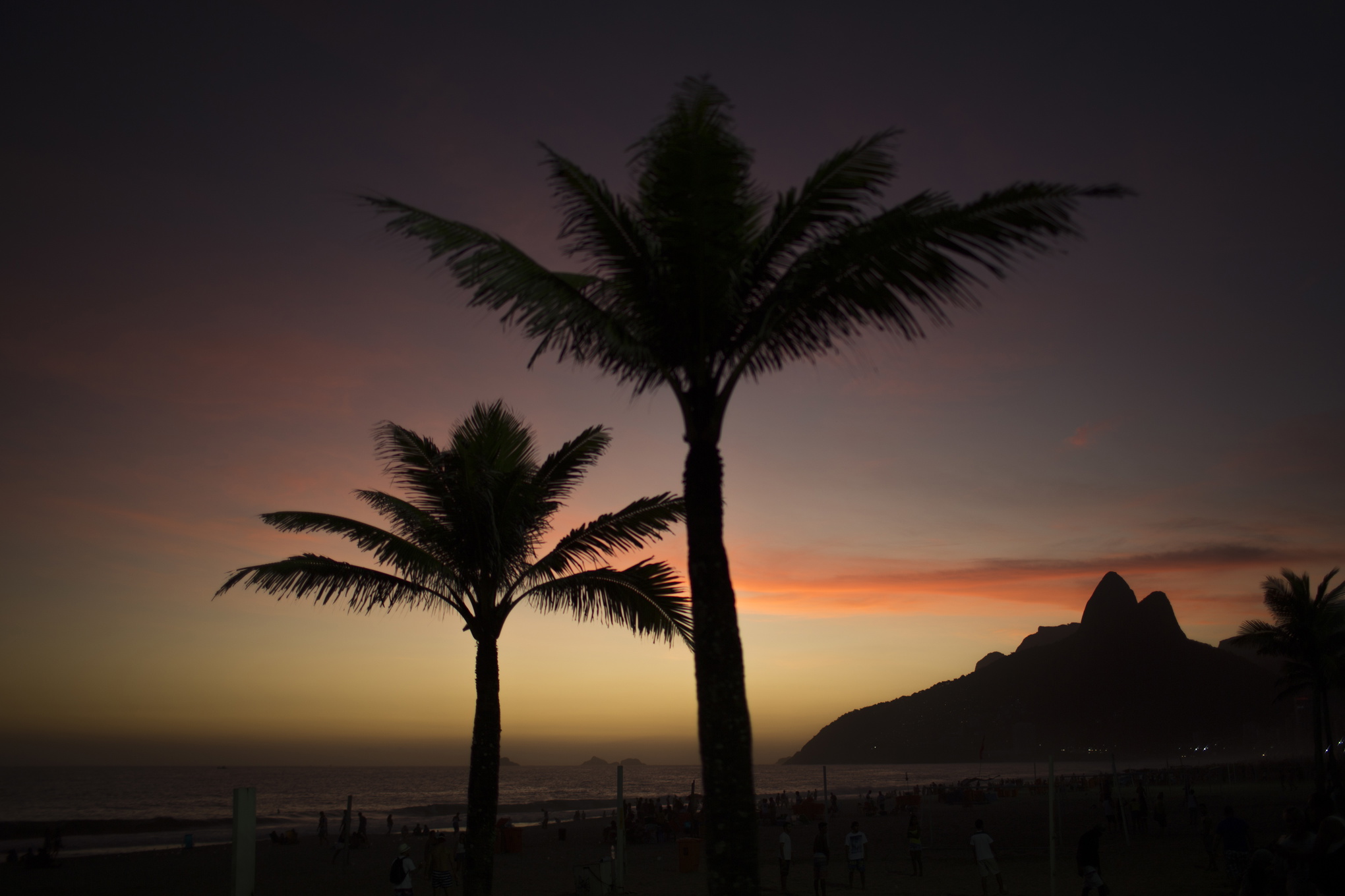 Solnedgång över Ipanema i Rio de Janeiro. Antropologen Claude Lévi-Strauss skildrar i sin bok Tristes tropiques som utkom 1955 sitt möte med brasiliansk urbefolkning som något han ”kunde röra vid men inte förstå”.
