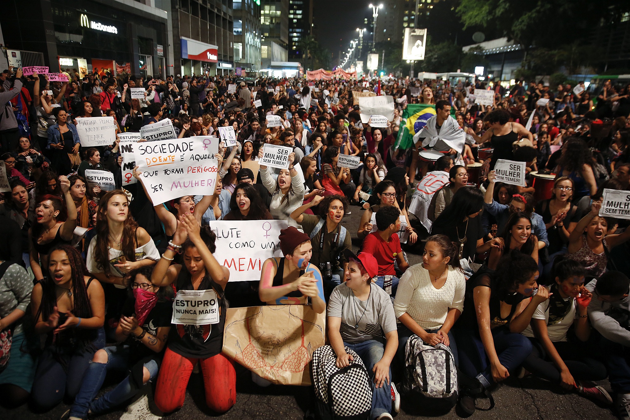 Tusentals kvinnor har gått ut på Brasiliens gator för att protestera mot regeringens handfallenhet mot våld och sexuella övergrepp mot kvinnor efter att massvåldtäkten blev känd. Här i Sao Paulo den 1 juni.