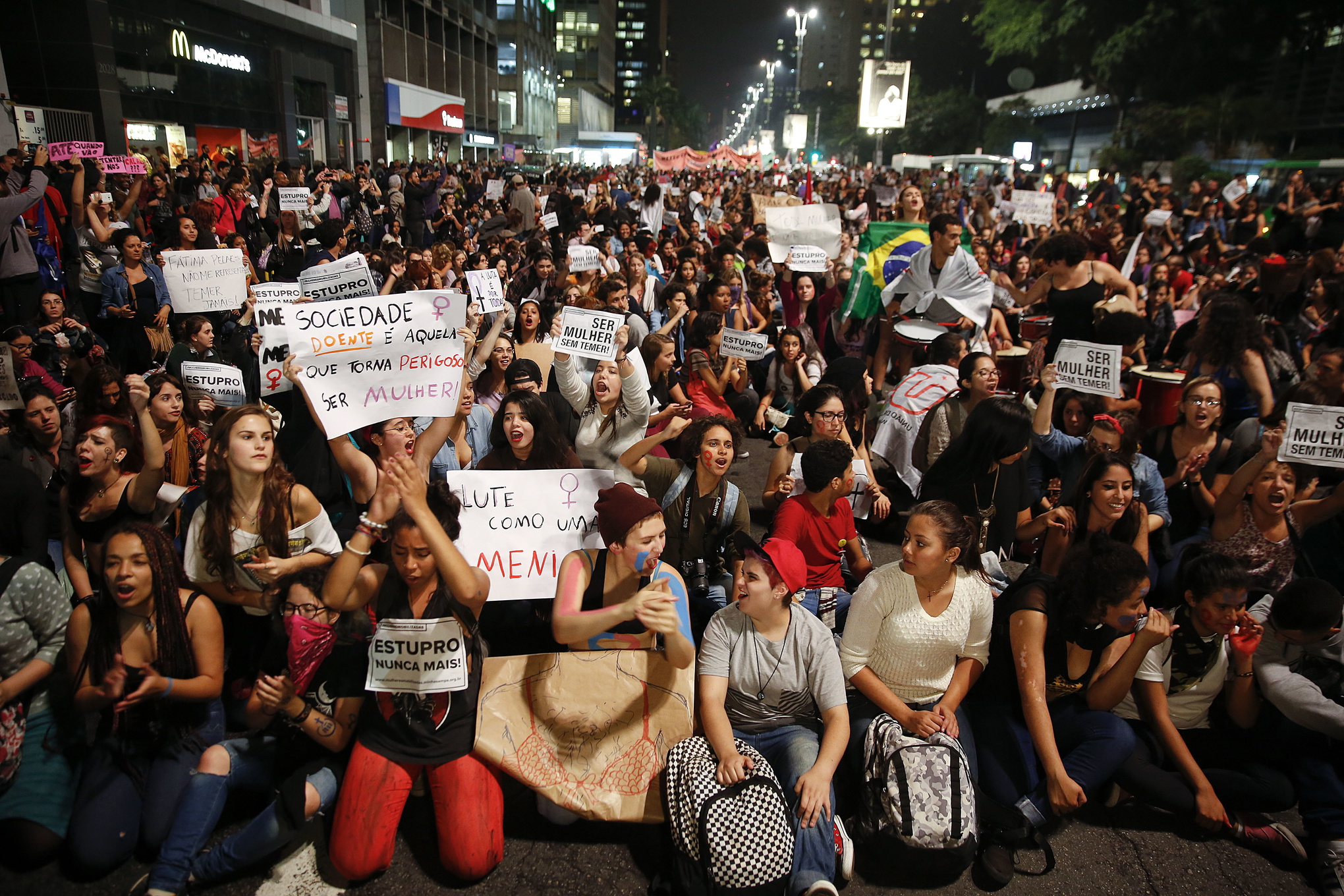 Tusentals kvinnor har gått ut på Brasiliens gator för att protestera mot regeringens handfallenhet mot våld och sexuella övergrepp mot kvinnor efter att massvåldtäkten blev känd. Här i Sao Paulo den 1 juni.