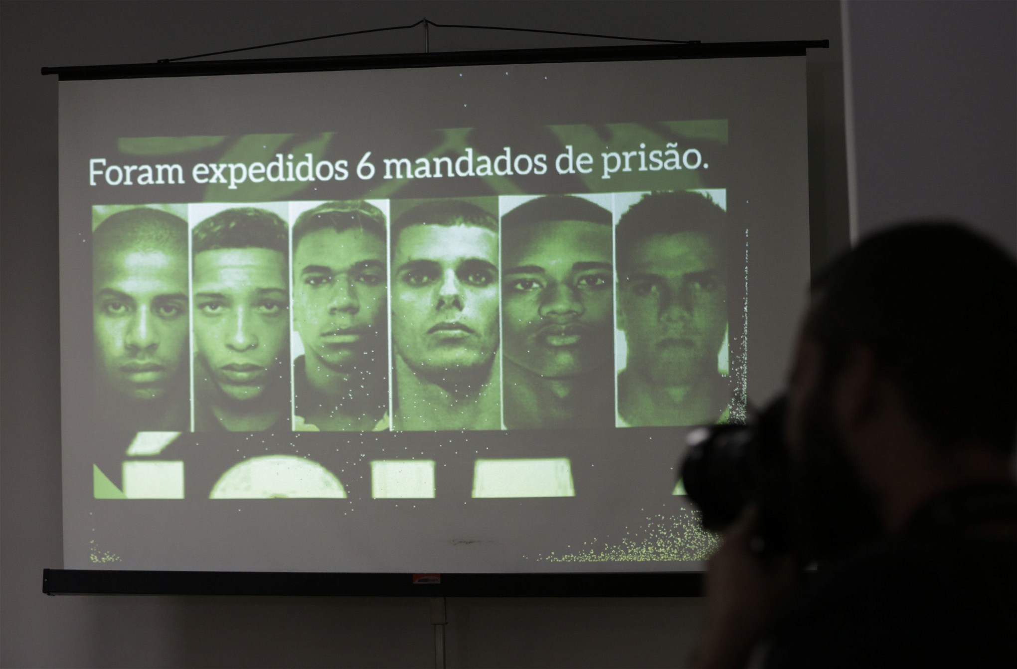 Foton av sex av de män som misstänks för gängvåldtäkten visades på en skärm vid en presskonferens i Rio de Janeiro i fredags. Männen lade ut bilder av den medvetslösa våldtagna kvinnan i sociala medier.