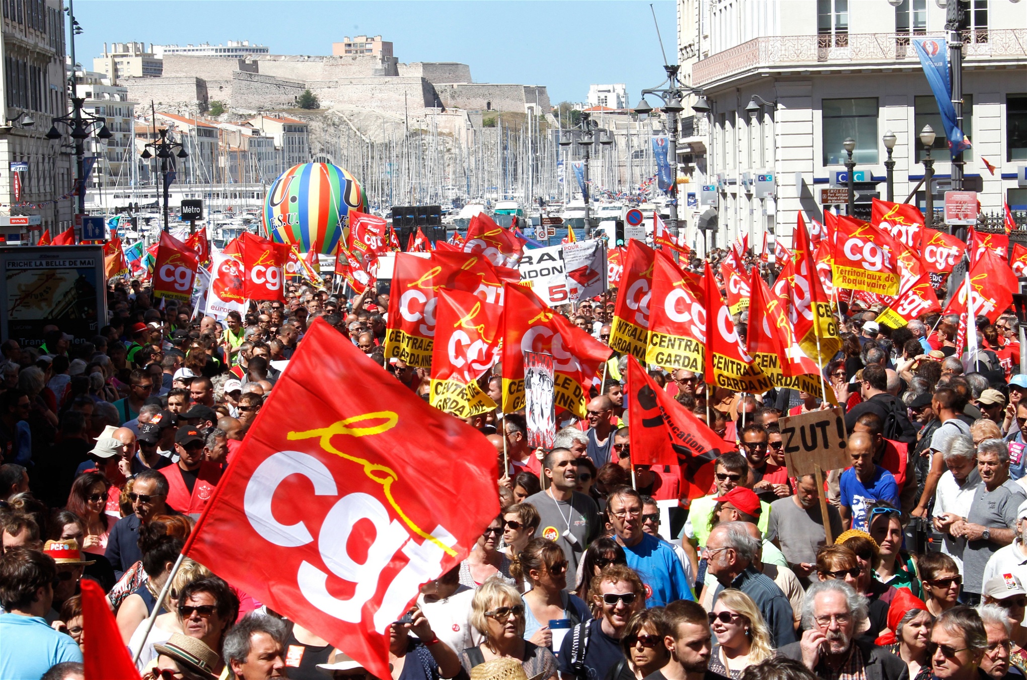 Demonstranter med CGT-flaggor i Marseille den 14 juni.