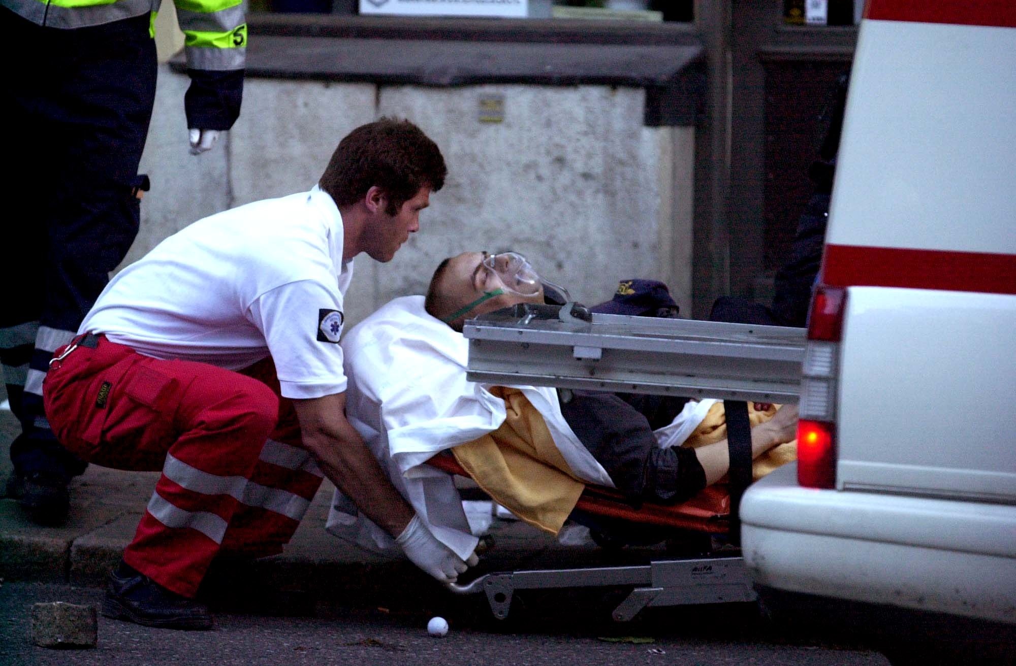 Hannes Westberg sköts av polisen. Här förs han till sjukhus med livshotande blödning. Han överlevde men förlorande sin ena njure och mjälten.
