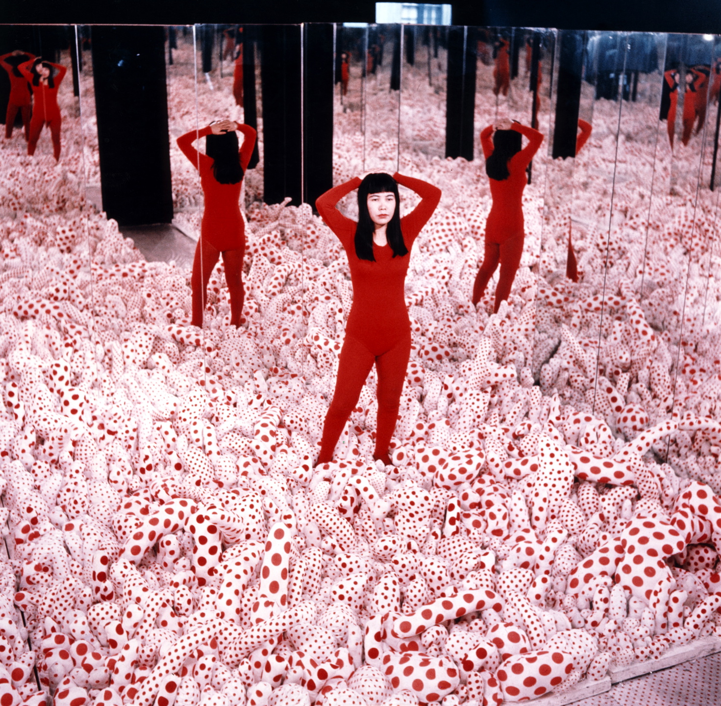 Yayoi Kusama i Oändlighetens spegelrum, 1965.