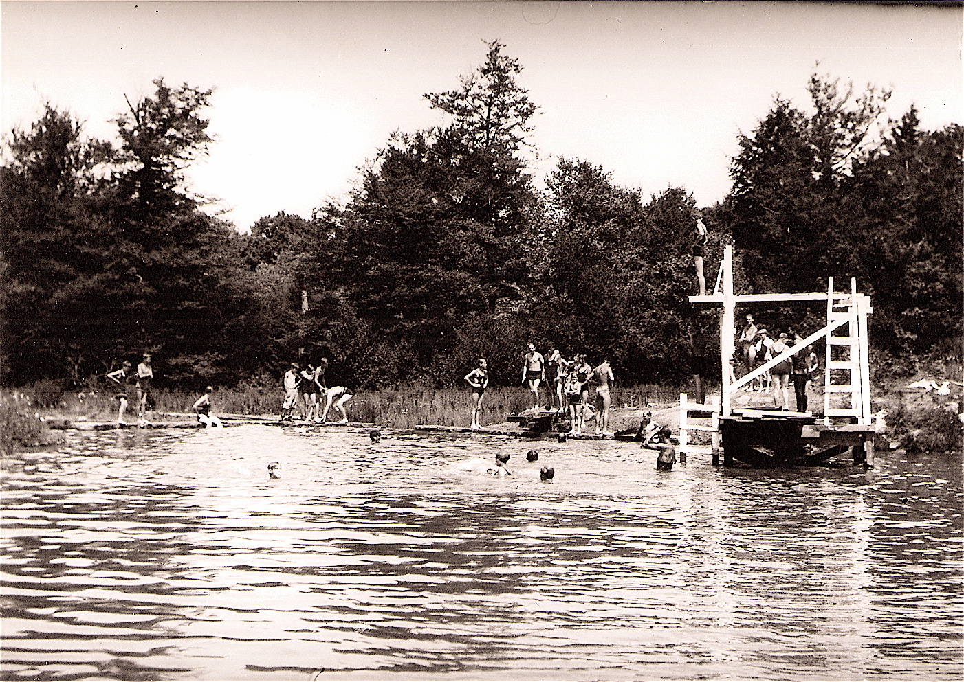 Stränder och simhallar var inte sällan skarpa konfliktzoner i USA.  Bassäng i  Allegany State Park, New York, någon gång på 1930-talet.