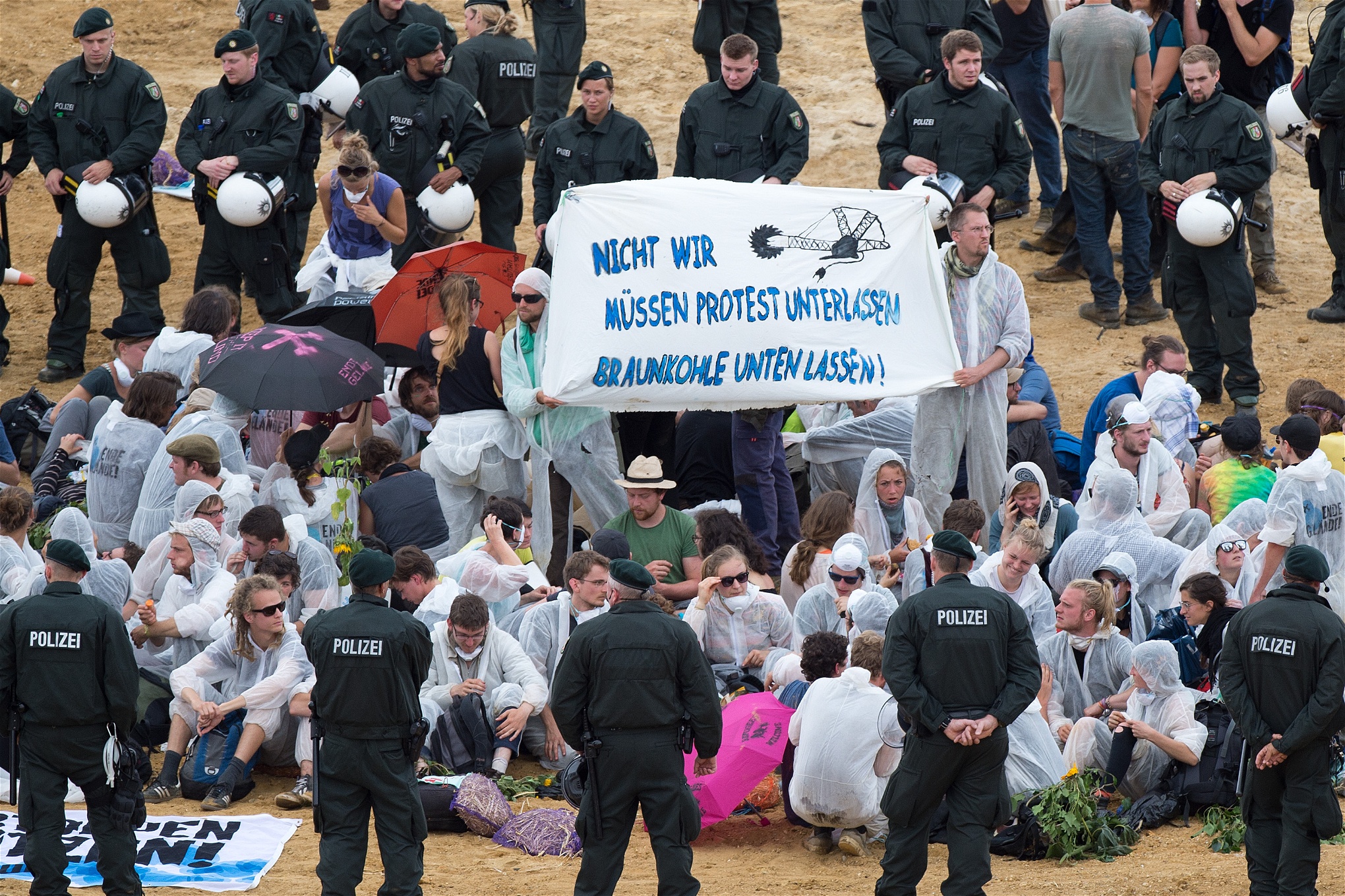 Inte bara Vattenfalls tyska kolkraftsverksamhet har gett upphov till omfattande protester. På bilden miljöaktivister vid en protest vid Garzweilergruvan den 15 augusti 2015.