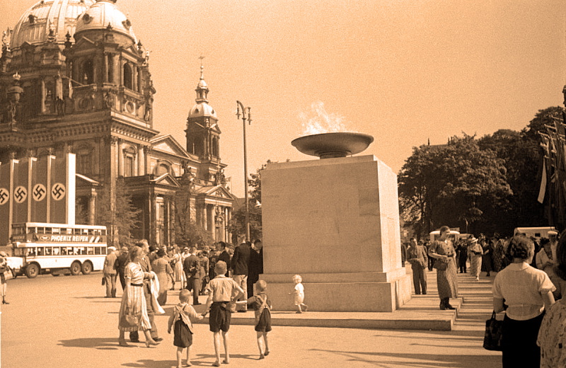 Ett olympiskt spel i nazisternas Berlin var en fantastisk möjlighet för det politiska styret att visa upp den sköna nya värld som de höll på att bygga. På bilden den olympiska elden nära Berlins domkyrka.