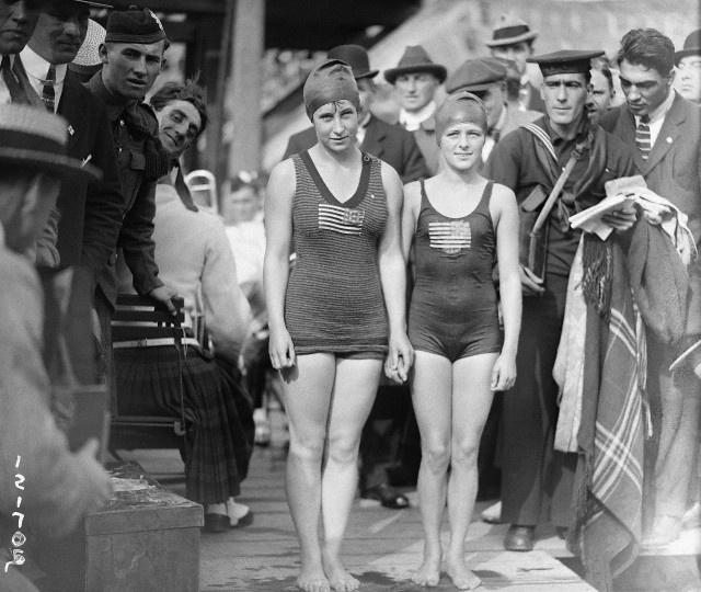 USA:s olympiska kommitté ville först upprätthålla förbudet mot kvinnor inför OS i Antwerpen 1920, men ändrade sig efter protester. Eileen Riggin till vänster och Irene Guest till höger.