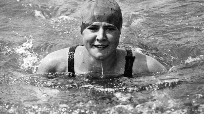 Morgonen den sjätte augusti 1926 steg en tjugoårig Gertrude Ederle ut på stranden i cap Gris-Nez i Frankrike klockan åtta minuter över sju på morgonen. Fjorton timmar och trettiofyra minuter senare stapplade hon sig upp på andra sidan i Kingsdown, Kent.
