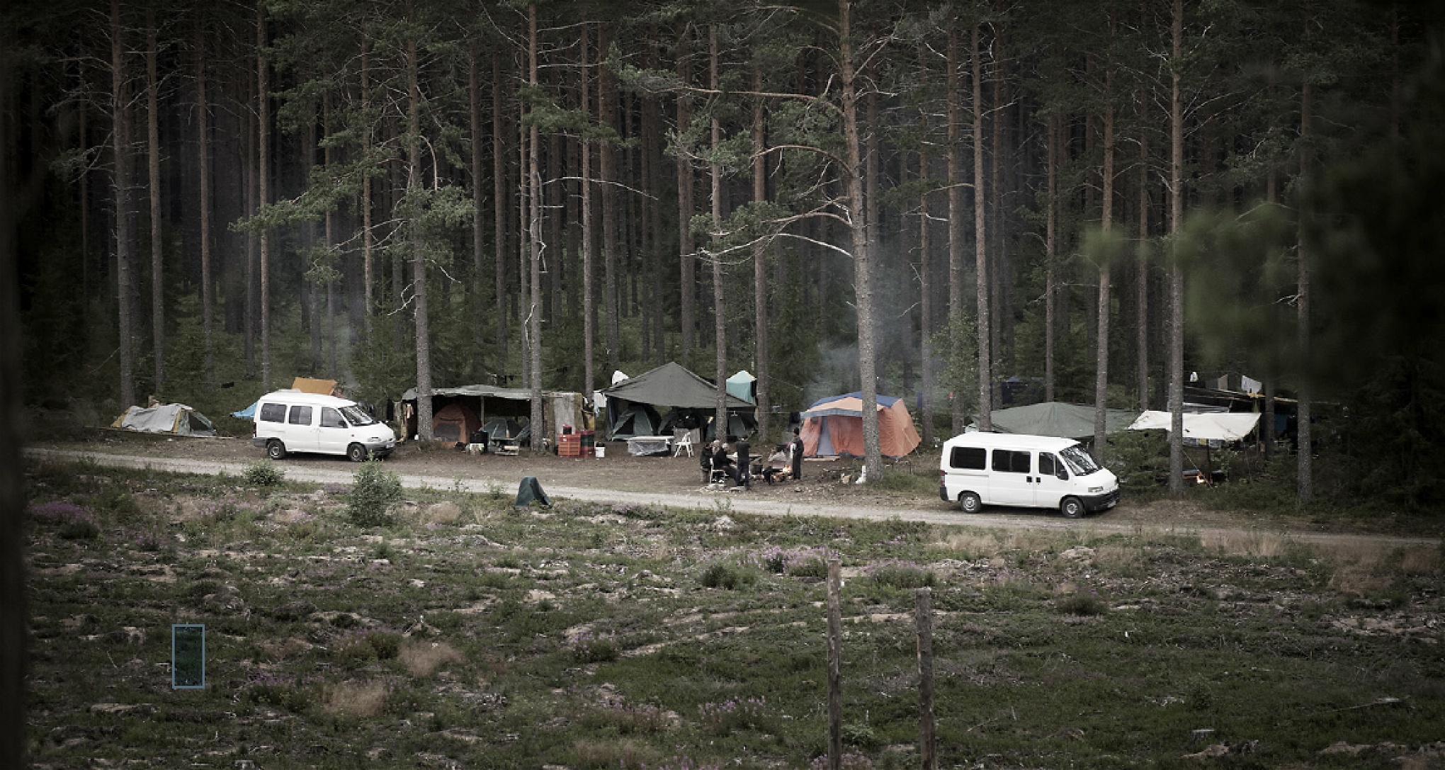 Oidentifierade gärningsmän attackerade ett tältläger i Mehedeby där flera barn bodde.