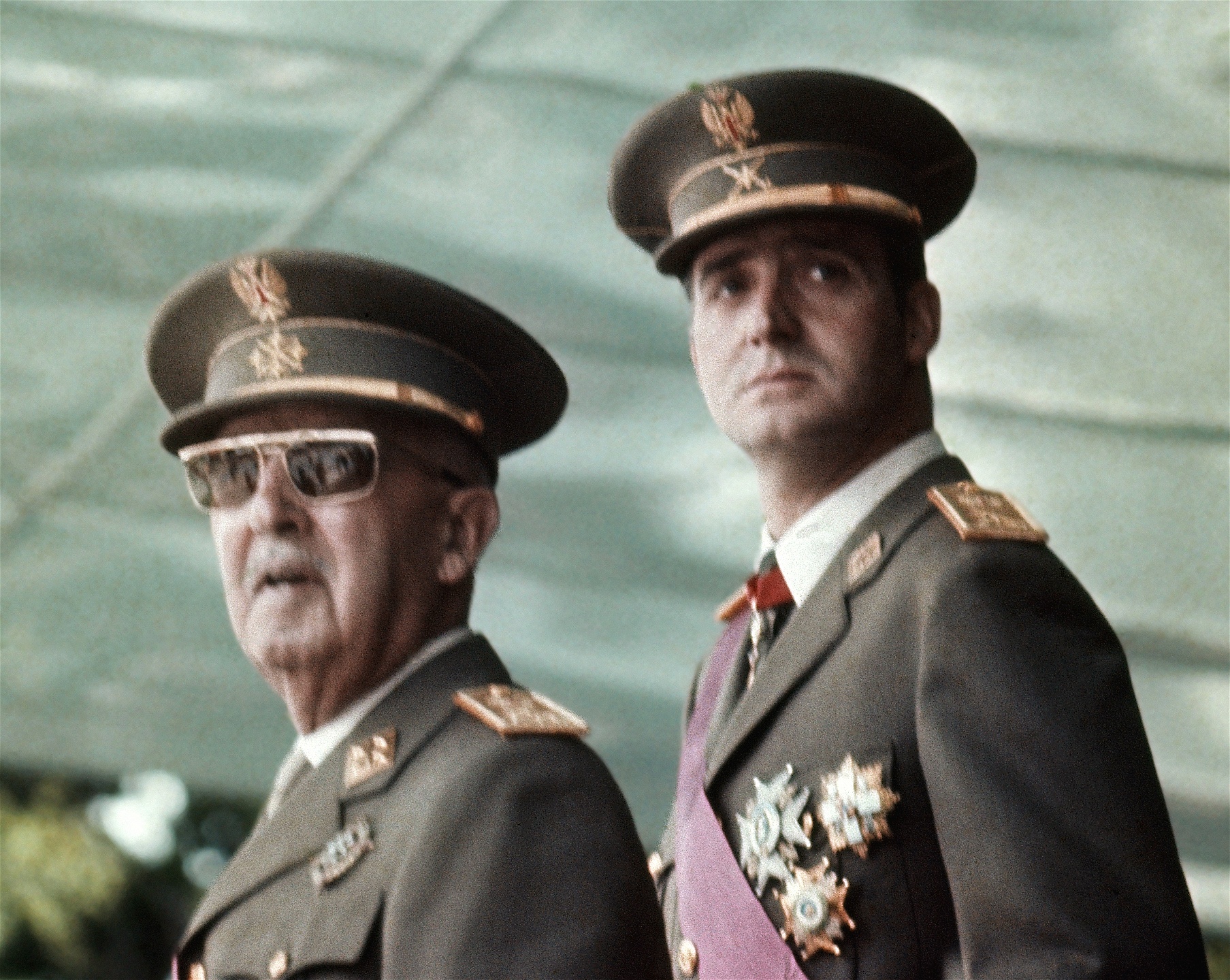 Franco kom att regera till sin död 1975. Här tillsammans med Spaniens blivande kung Juan Carlos vid en militärparad i Madrid 1973.