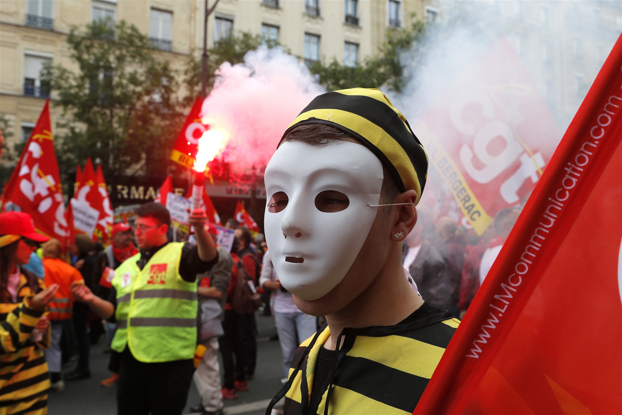 Det franska socialistpartiet har, samtidigt som det lagt om kursen mot mitten, msslyckats med att vända arbetslösheten och problemen med ekonomin, enligt Tomas Lindbom. Bild från protester i Paris den 14 juni.