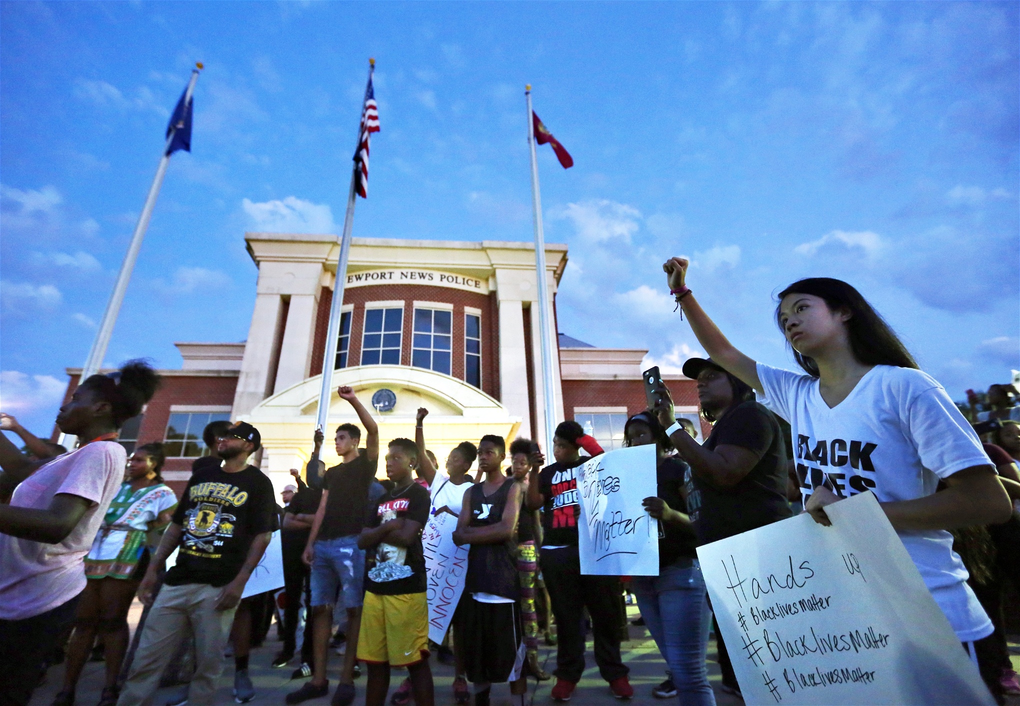 Demonstranter samlades utanför polishögkvarteret i Newport News, Virginia, den 10 juli.