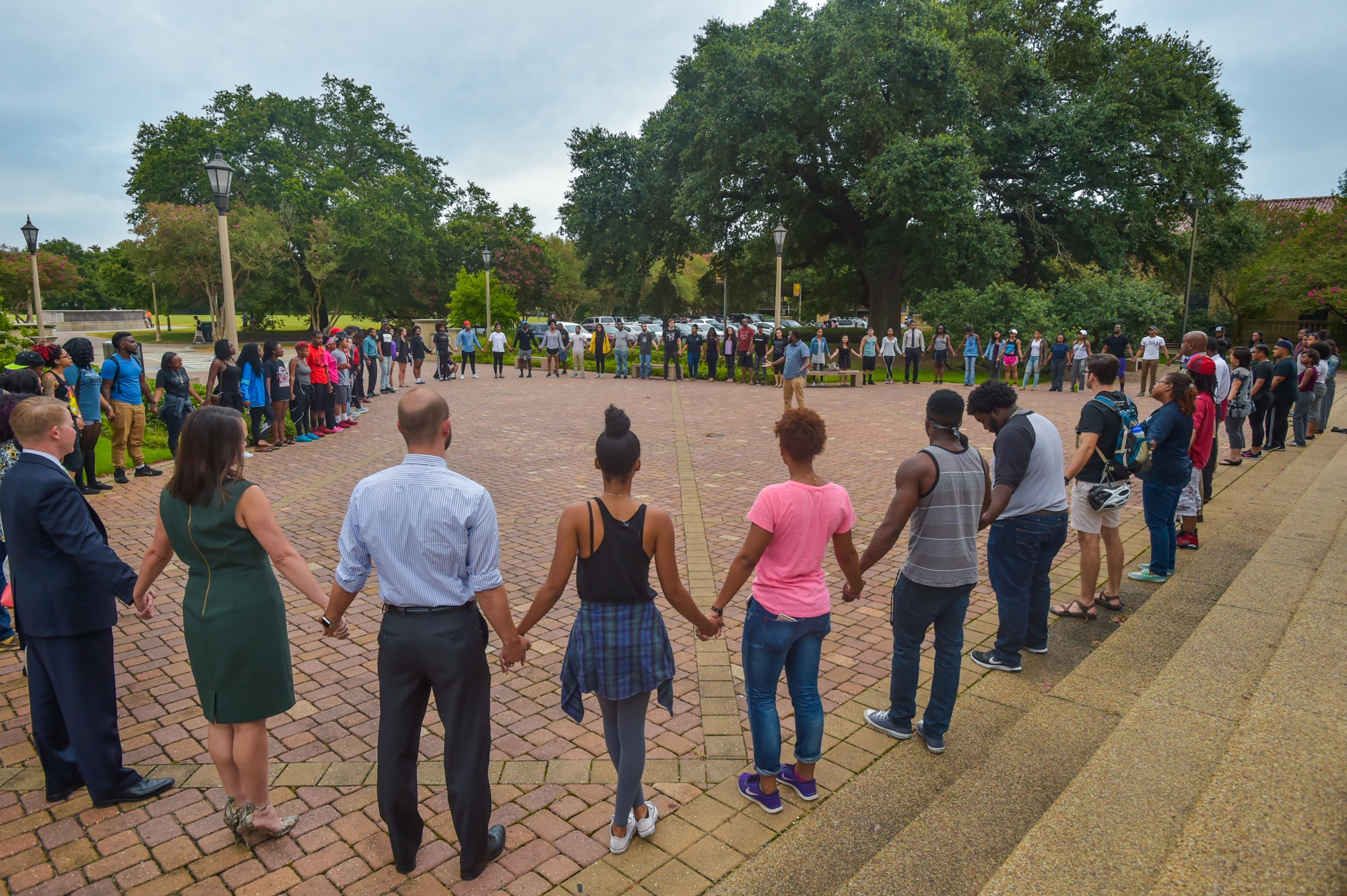 Människor samlas till bön mot våldet vid Louisiana State University i Baton Rouge den 11 juli.