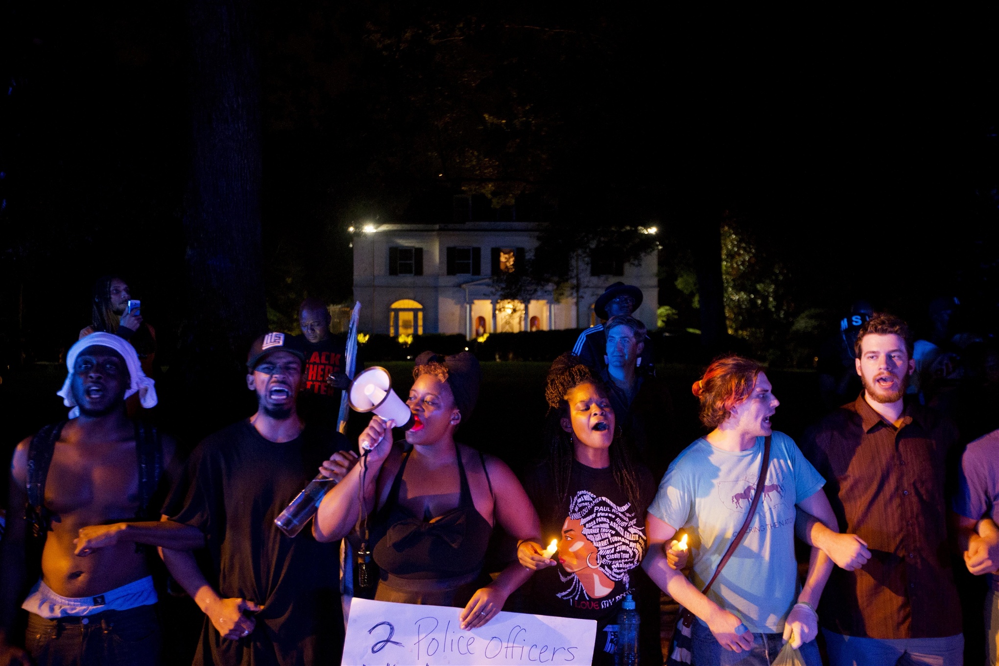 Demonstranter samlades utanför Georgias guvernör Nathan Deals hem, under en marsch genom Buckhead-området i Atlanta mellan den 11 och 12 juli. Tidigare hade demonstranterna blockerat en väg i området.