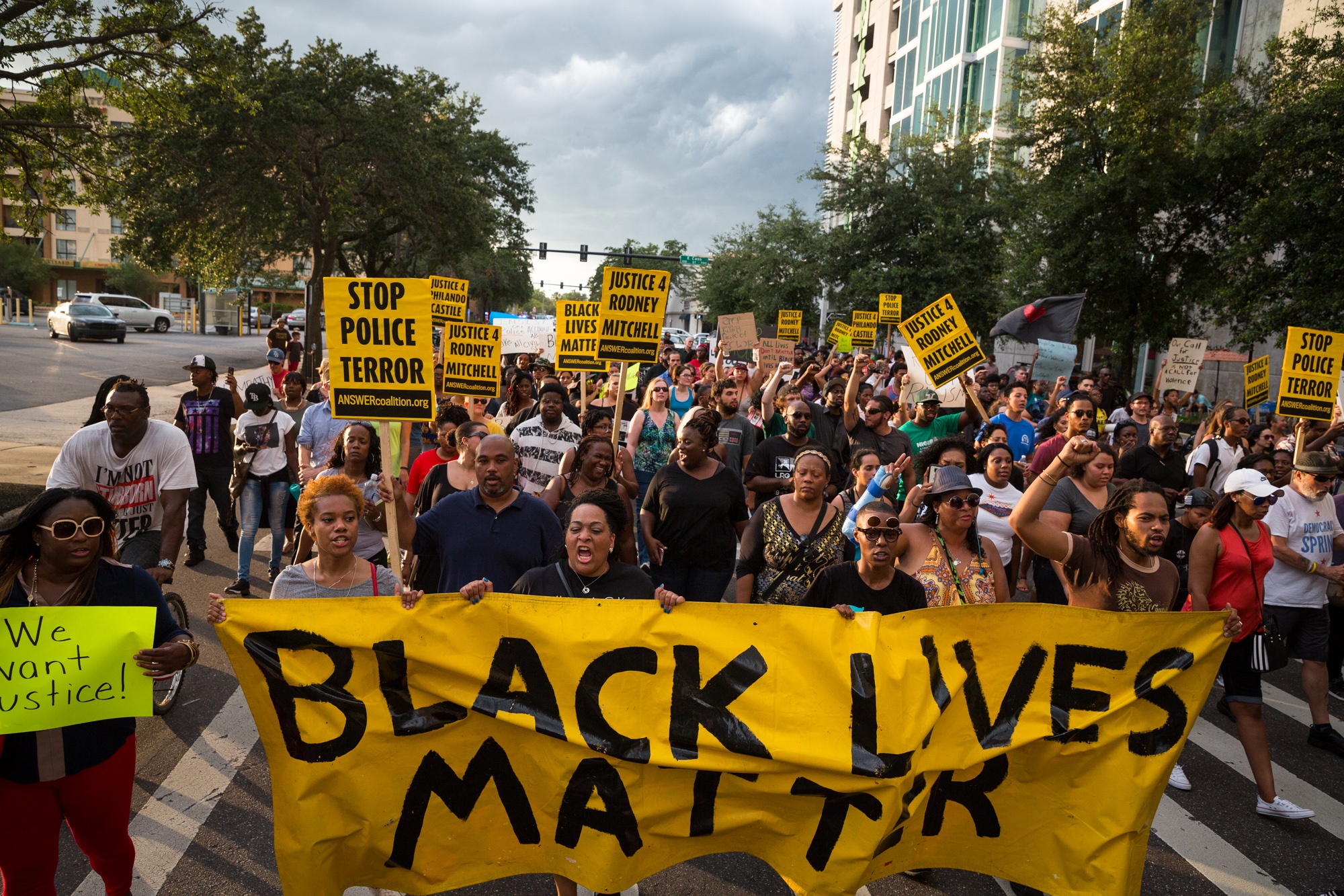 Black Lives Matter-demonstrationen tågade genom centrala Tampa den 11 juli.