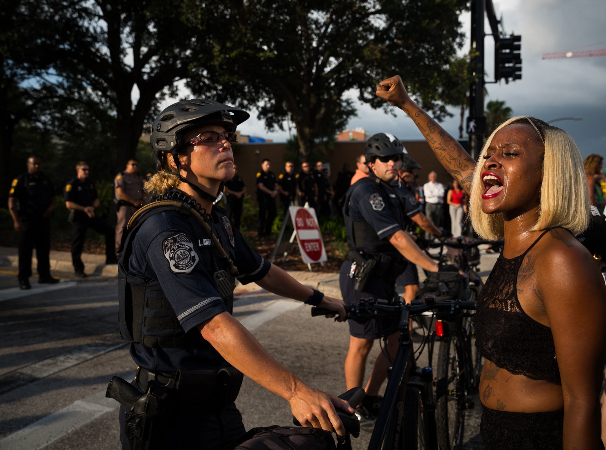 Loneisha Marchman, till höger, knyter näven vid Black Lives Matter-demonstrationen i Tampa, Florida, den 11 juli.