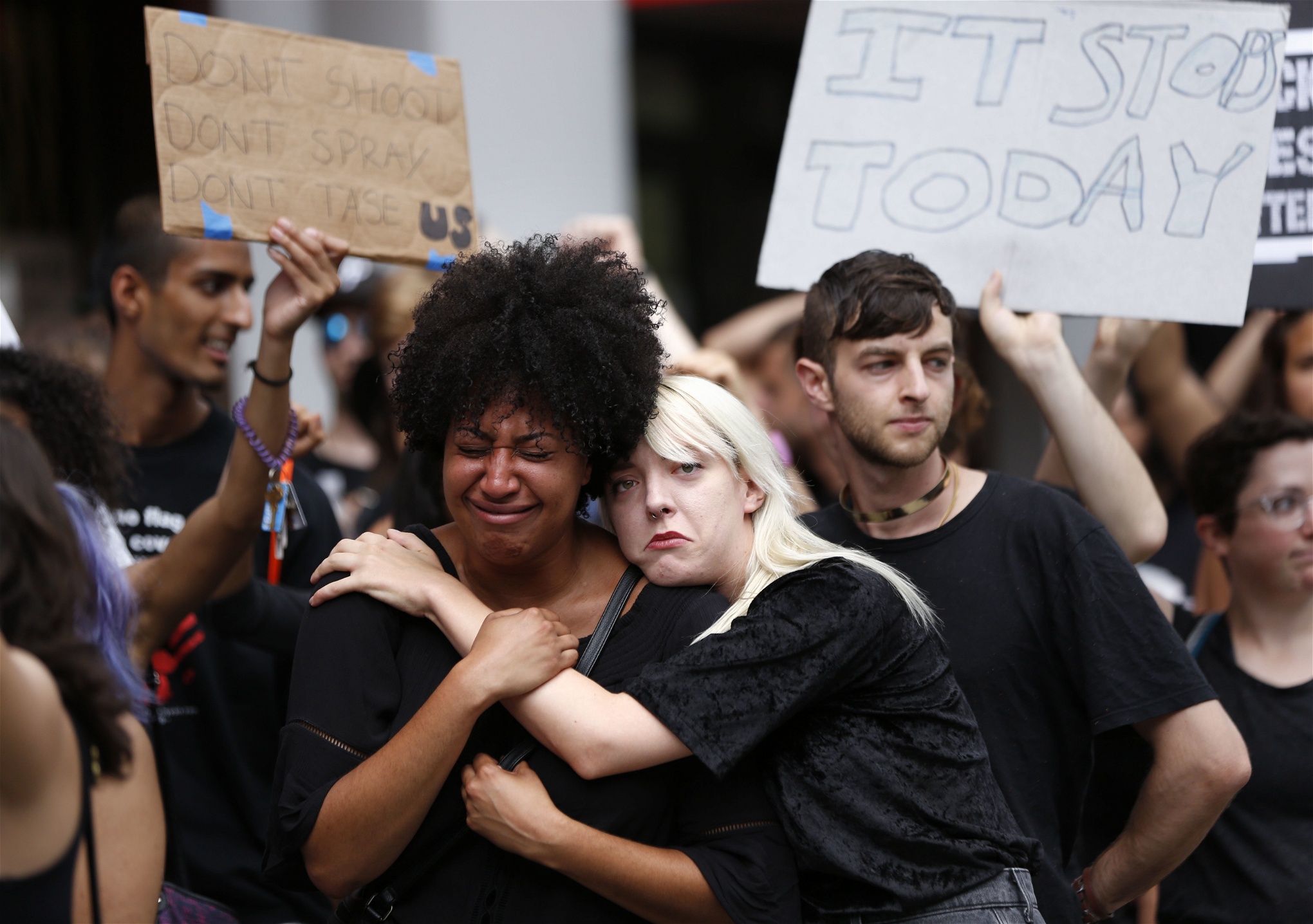 Lee Barnes, till höger, kramar om Taylor Thompson vid New York-manifestationen den 10 juli.