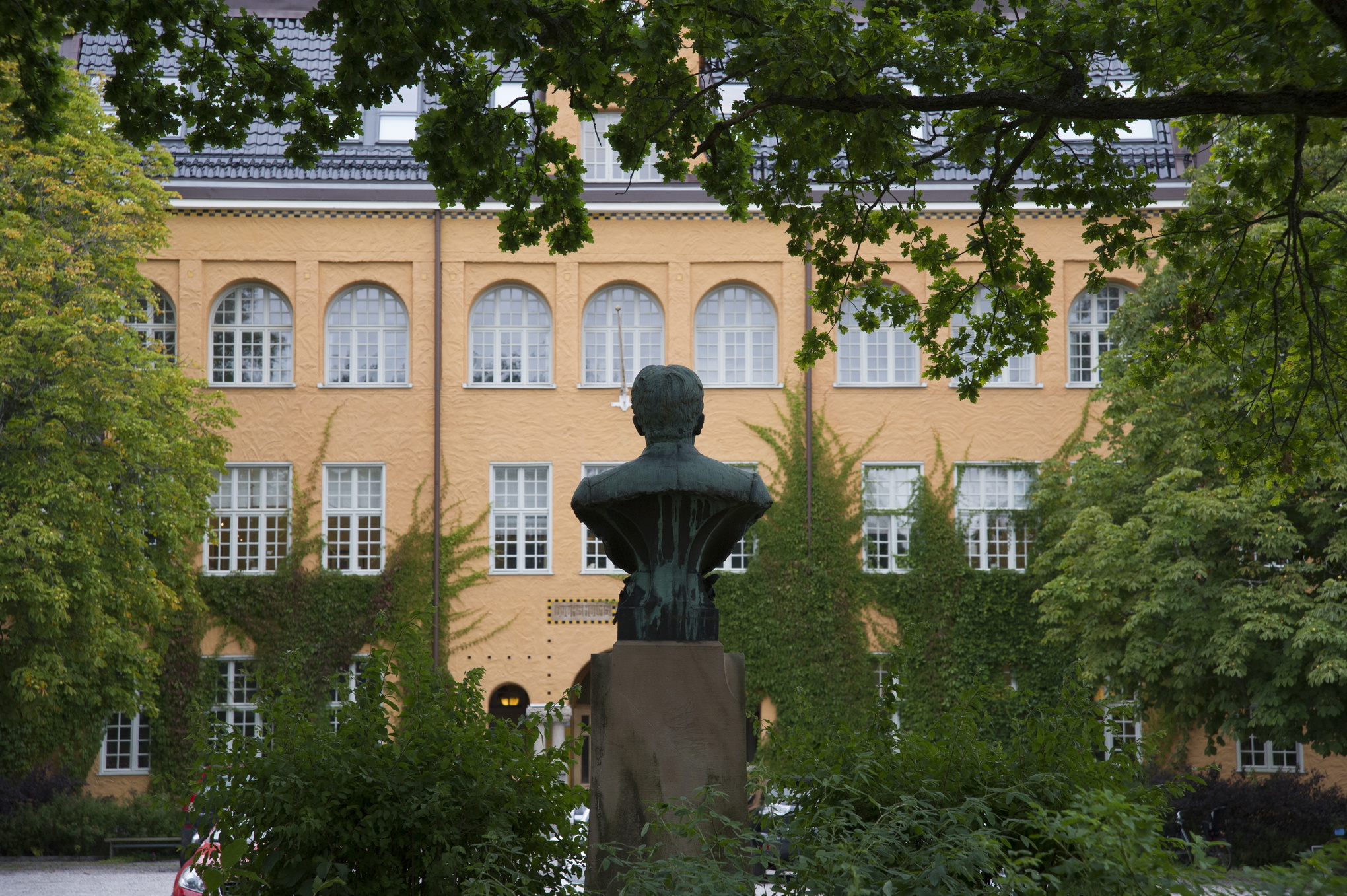 Trots elevernas medelmåttiga resultat på nationella prov har Viktor Rydbergs Gymnasium högst betygssnitt i landet. ”Vi är gräddan av eliten”, säger en elev till Mikael Holmqvist.