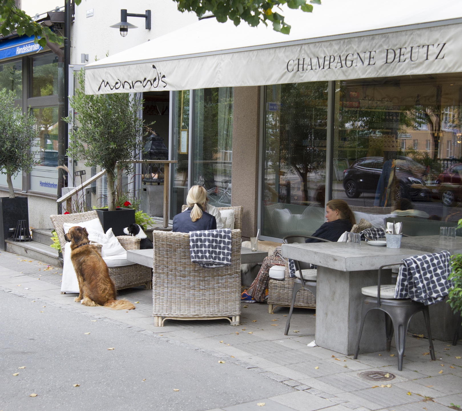 Barnflickor och hembiträden tar hand om hemmet medan hemmafruarna shoppar.