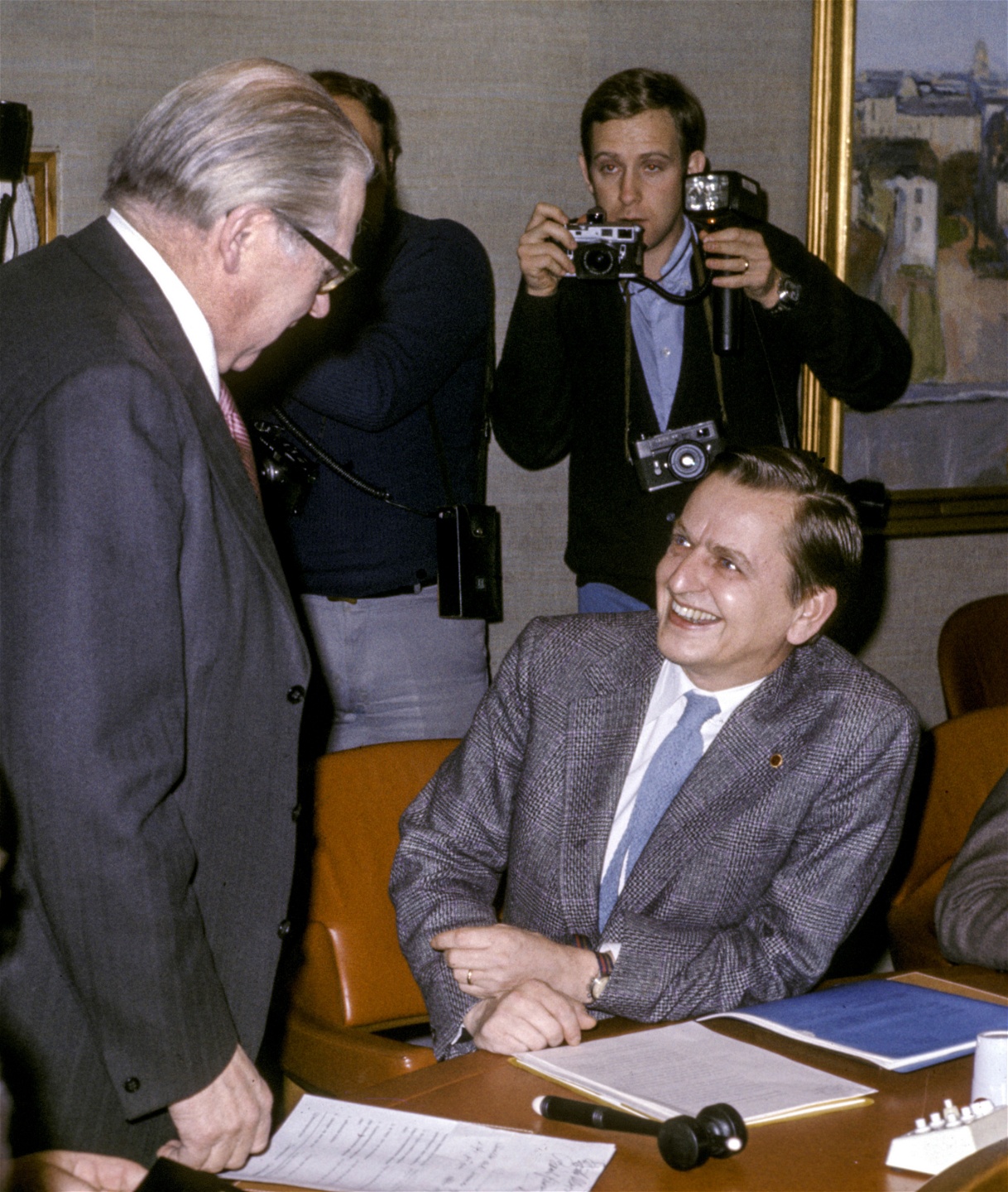Åtminstone fram till 1980-talet hette det att socialdemokratin skulle byggas i tre steg. Sista steget var demokratiseringen av företagen. Dåvarande statsminister Olof Palme tillsammans med finansminister Gunnar Sträng 1975.