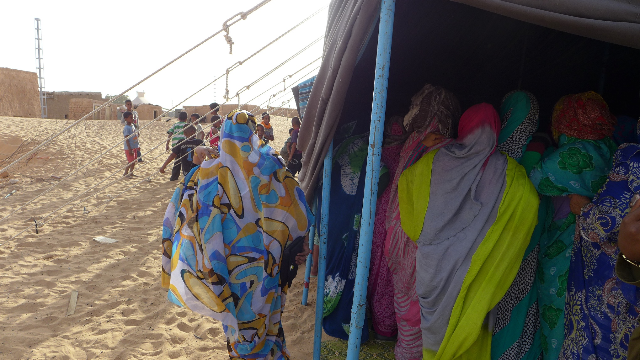 Omkring 165 000 personer bor i de fem flyktinglägren i Tindouf. Här firas bröllop.