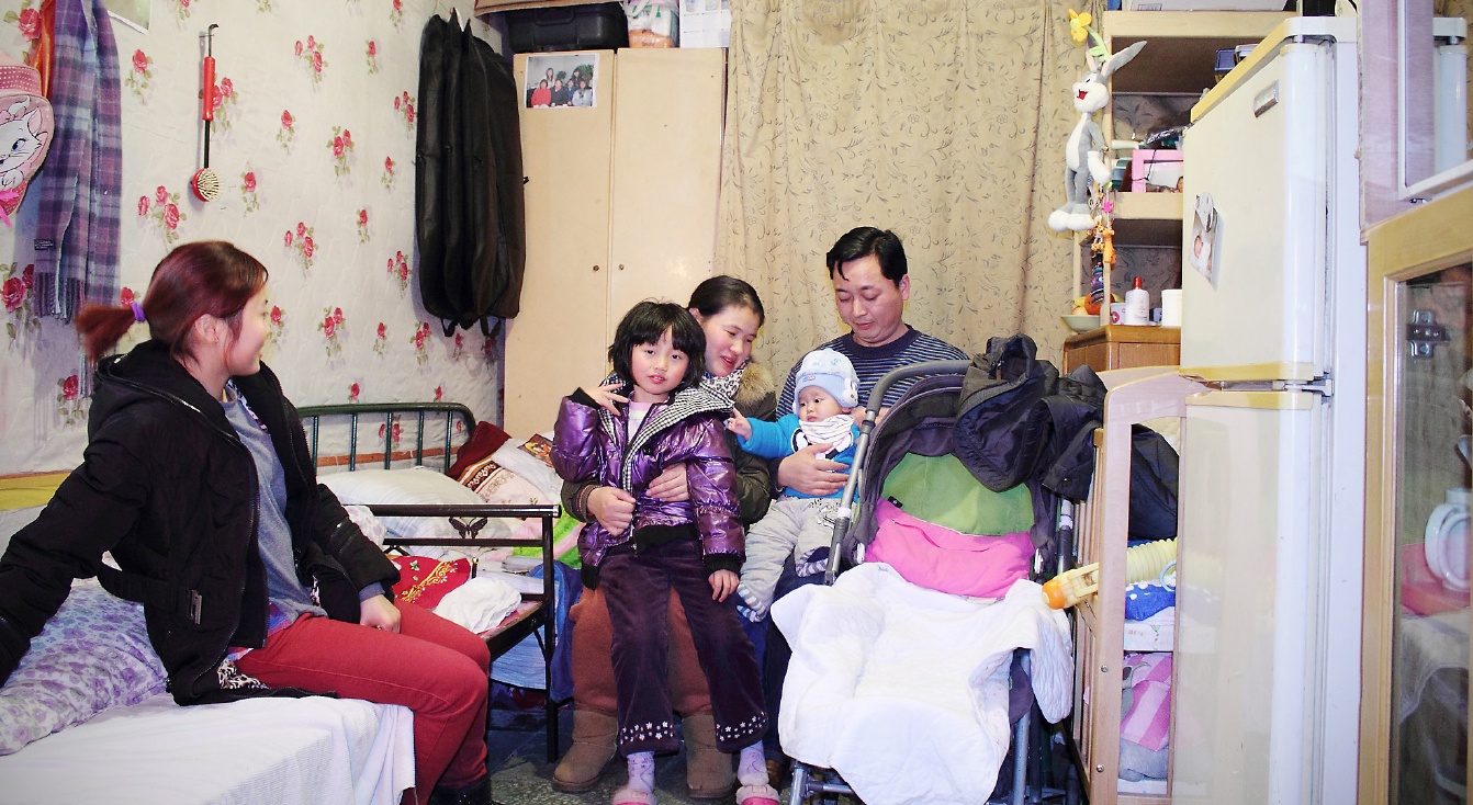 Shi Yutao bor tillsammans med sin man Liu Zhengliang och två av sina barn i ett rum på omkring 20 kvadratmeter. Hennes syster Shi Yuling (till vänster) hyr ett eget rum en kort promenad därifrån.