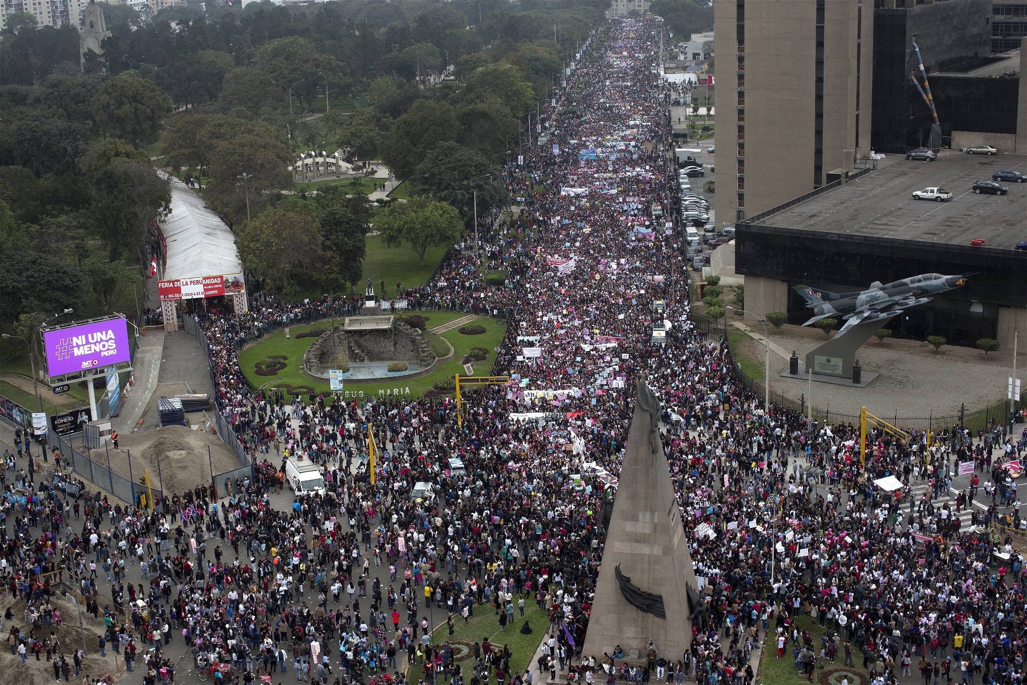 Tiotusentals människor demonstrerade på Limas gator mot mäns våld mot kvinnor den 13 augusti.